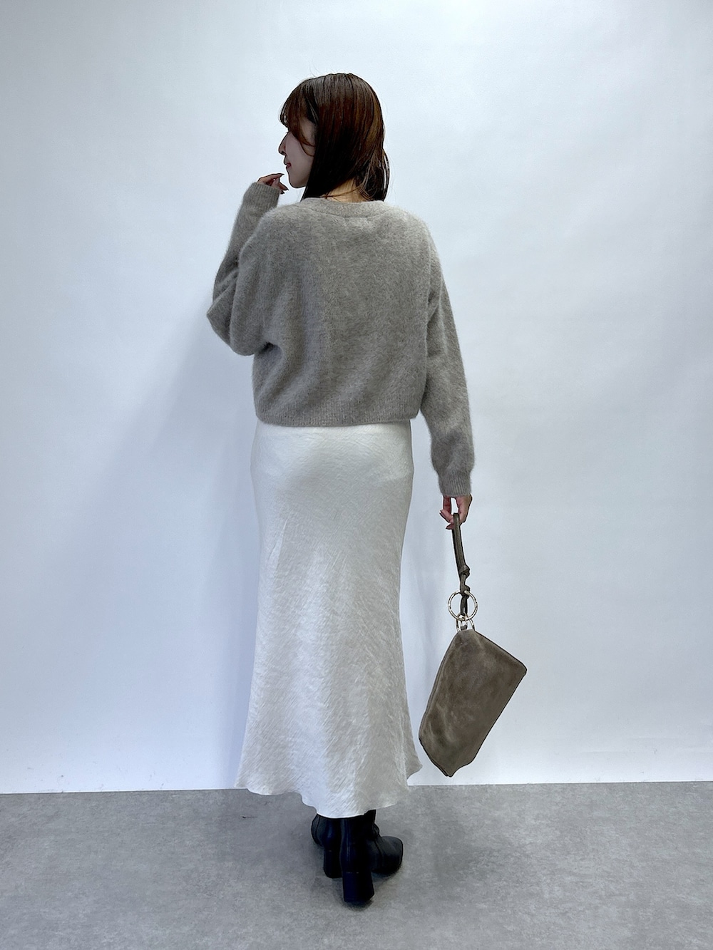 ブラウン系のカーディガン/ボレロ、グレー系のスカートを着用したレディースの秋コーディネートの3枚目の写真