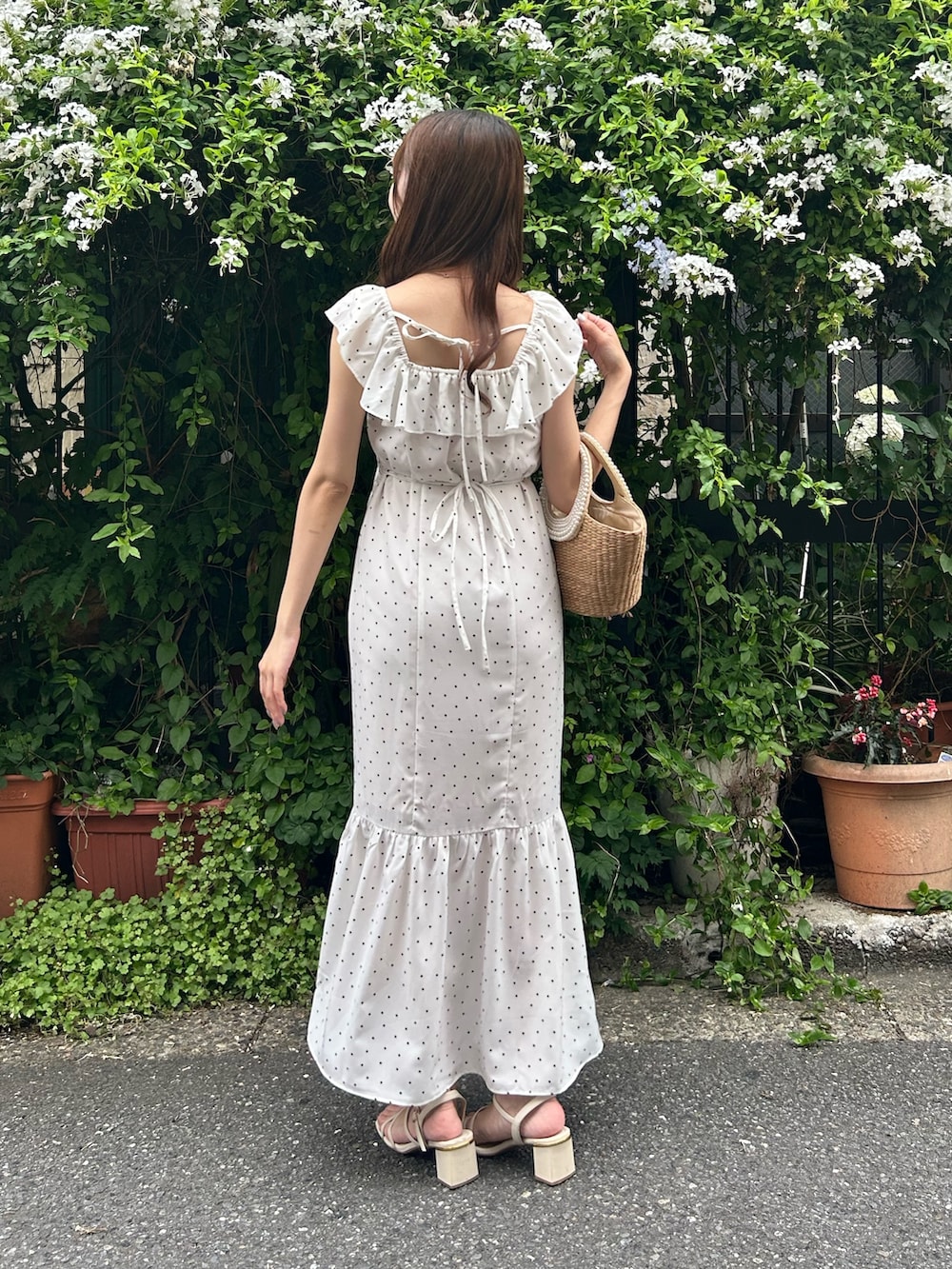 「ワンピース、ワンピーススタイル、ワンピースコーデ、骨格ウェーブ、骨格、ブルベ夏、大人ファッション、大人女子、初夏コーデ、お出かけコーデ、夏服コーデ、オトナ女子、夏ファッション、ドット」｜「La boutique BonBonの【スタッフmiki監修・3サイズ展開あり】フリルトリムマーメイドワンピース（ワンピース、ホワイト系）」を使った、Sanaさん（骨格ウェーブ・レディース・163cm）の夏コーディネートの3枚目の写真
