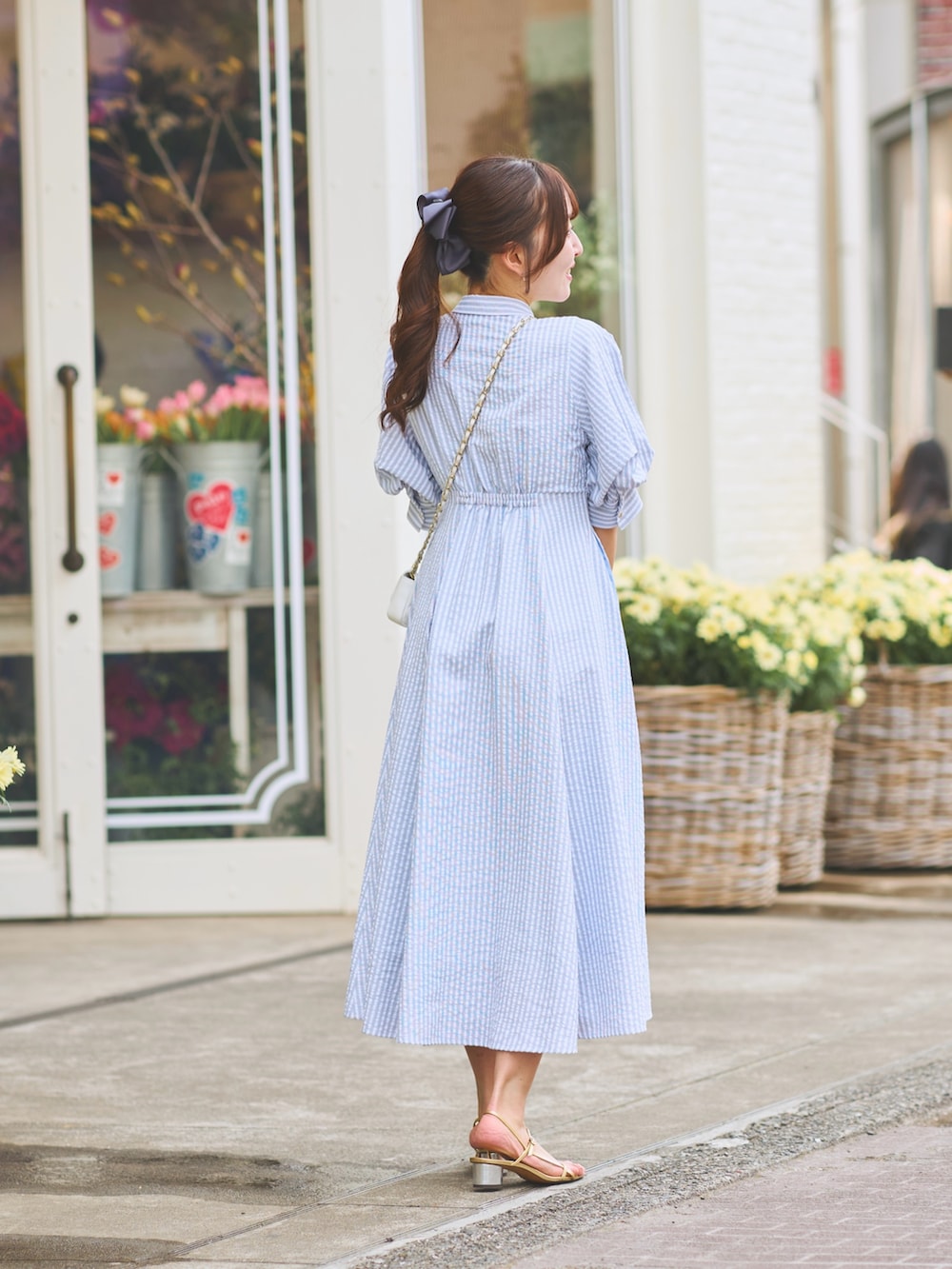 ブルー系のワンピースを着用したレディースの冬コーディネートの3枚目の写真