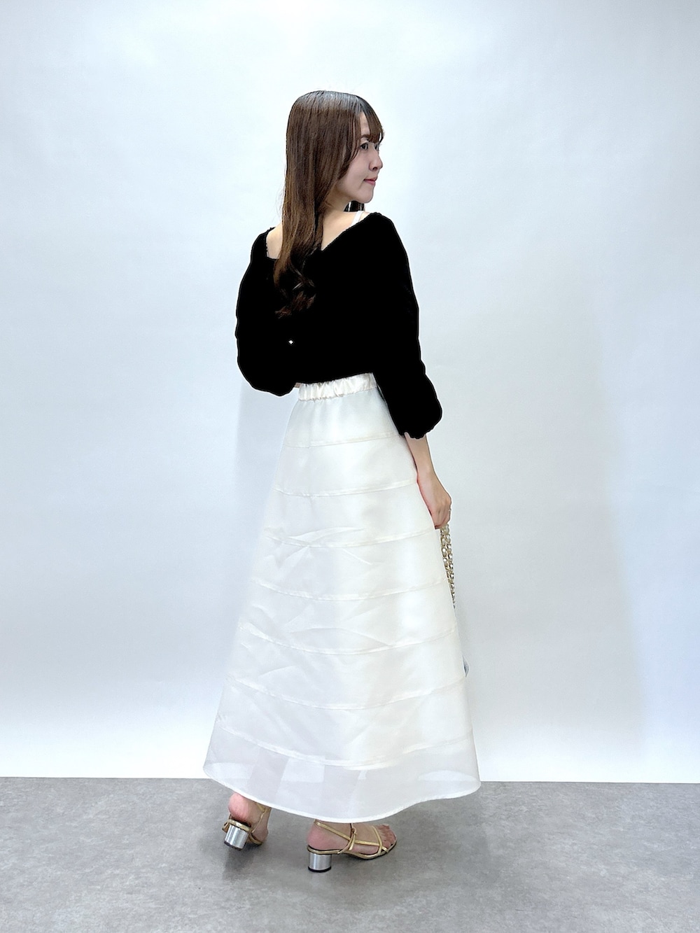 「スカート、スカートスタイル、スカートコーデ、フロッキーチュール、ベロア調、オトナ女子、大人かわいい」｜「La boutique BonBonの【KAZUMI監修カラーあり】フロッキーチュールギャザースリーブカットソー（Tシャツ/カットソー、ブラック系）」を使った、Sanaさん（骨格ウェーブ・レディース・163cm）の夏コーディネートの3枚目の写真