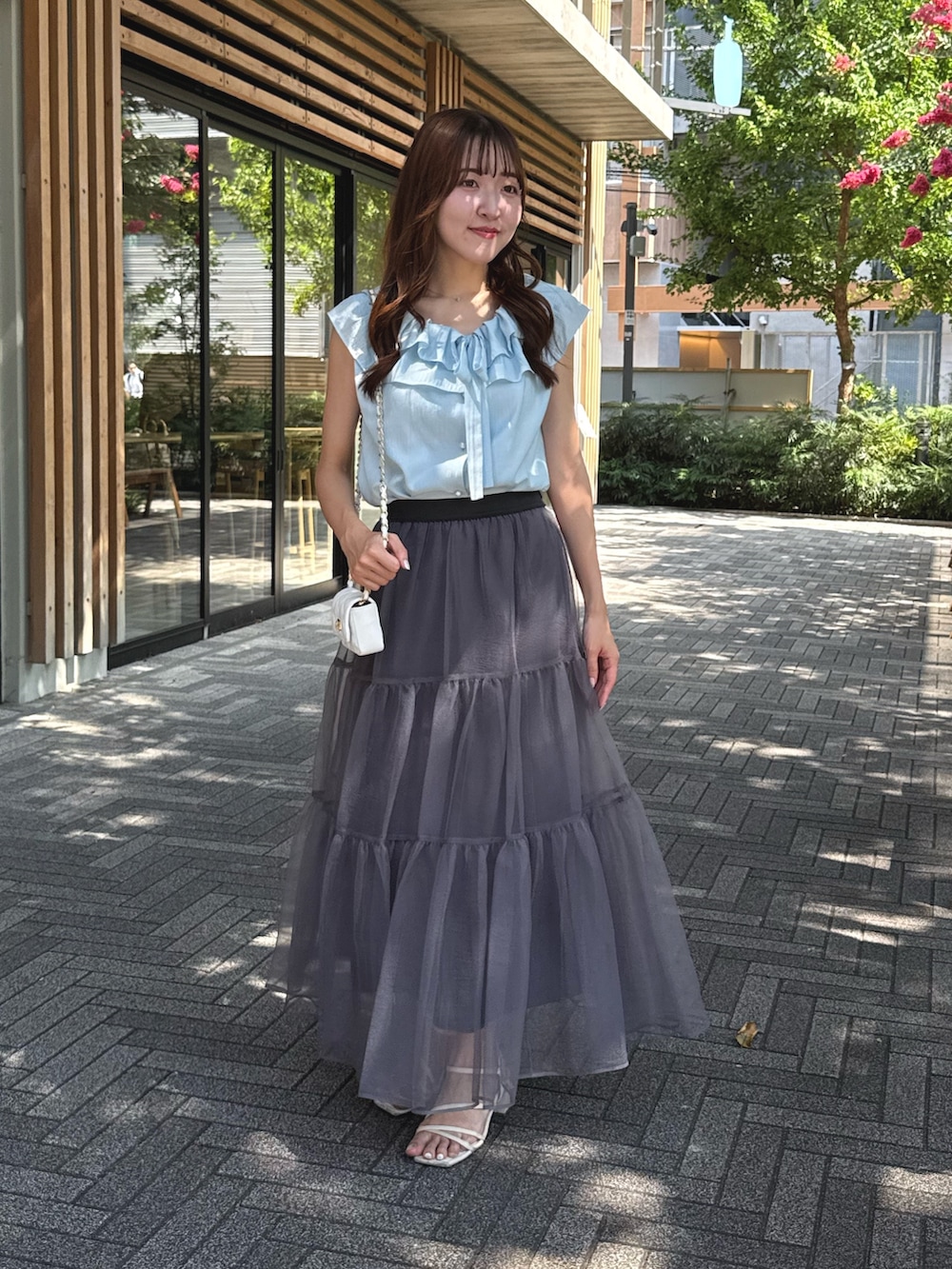 「オーガンジー、オーガンジースカート、チュール、チュールスカート、ブルー、ブルベ夏、夏ルックで気分アップ、夏服コーデ、おでかけコーデ、ラクチンコーデ、お洒落さんとつながりたい、カラーコーデ、ティアードスカート」｜「La boutique BonBonの【最強愛され】ギャザーフリルリボンノースリブラウス（シャツ/ブラウス、ブルー系）」を使った、Sanaさん（骨格ウェーブ・レディース・163cm）の夏コーディネートの4枚目の写真