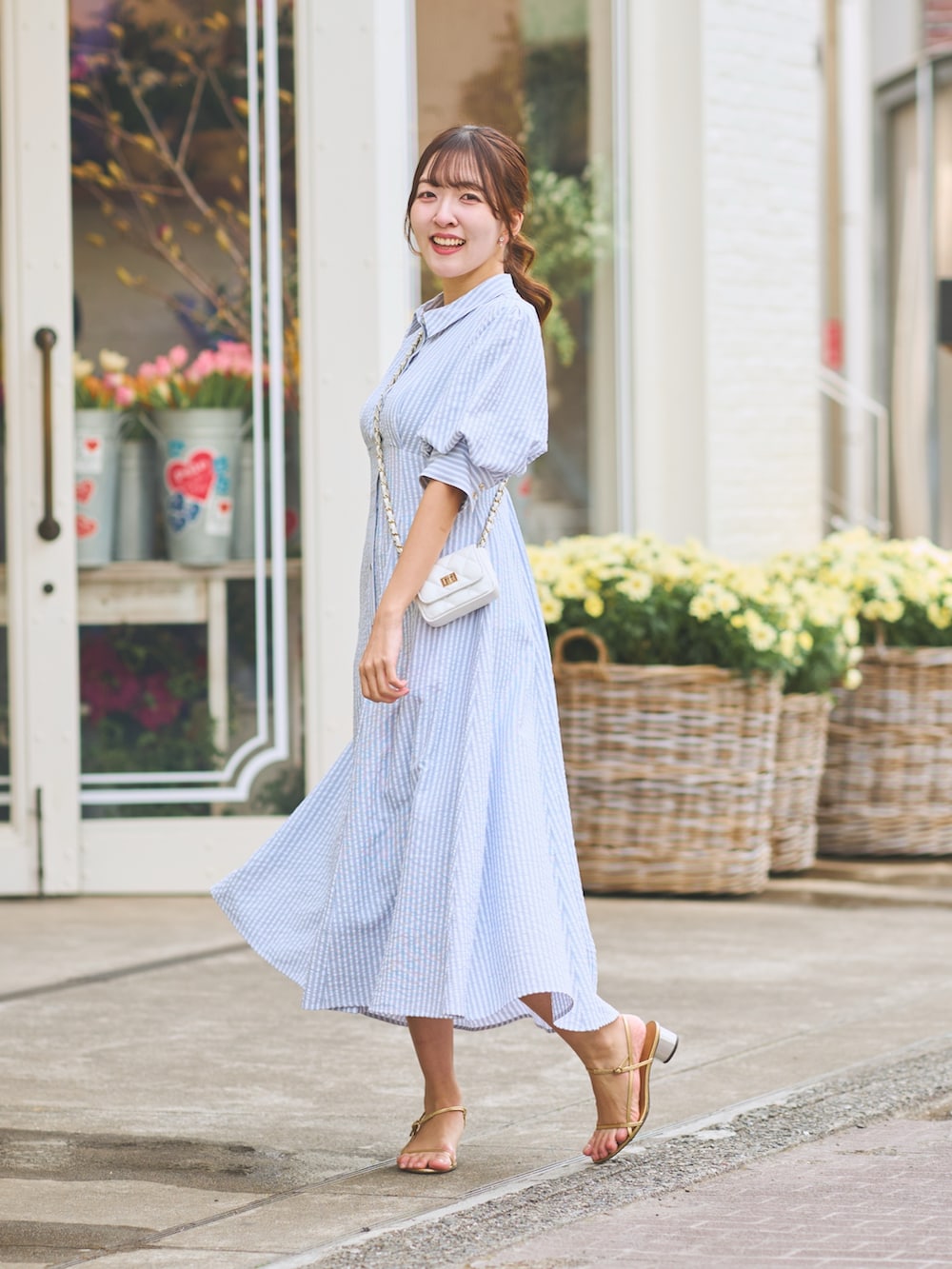 ブルー系のワンピースを着用したレディースの冬コーディネートの2枚目の写真