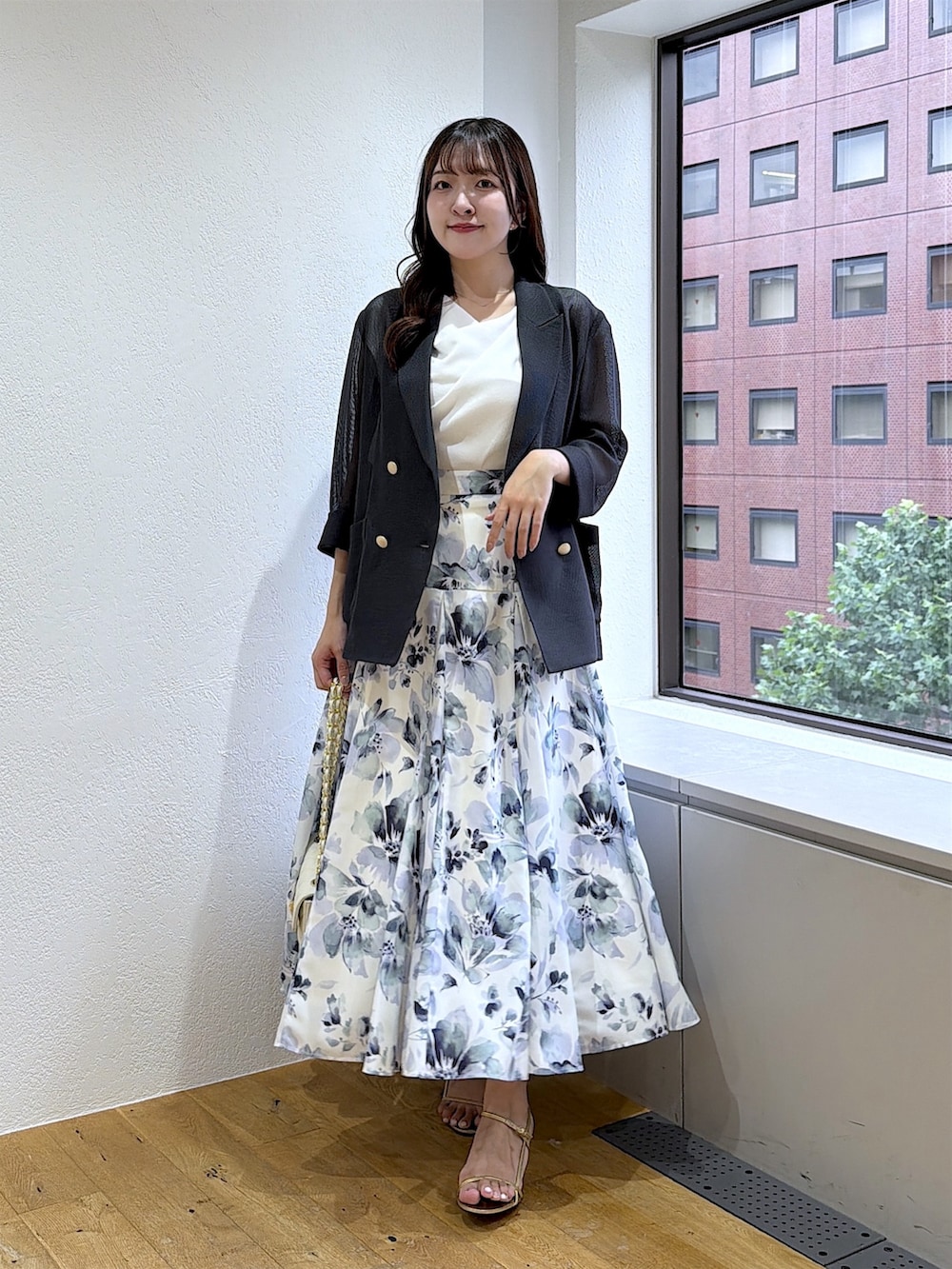 ホワイト系のシャツ/ブラウス、ホワイト系のスカートを着用したレディースの夏コーディネートの2枚目の写真