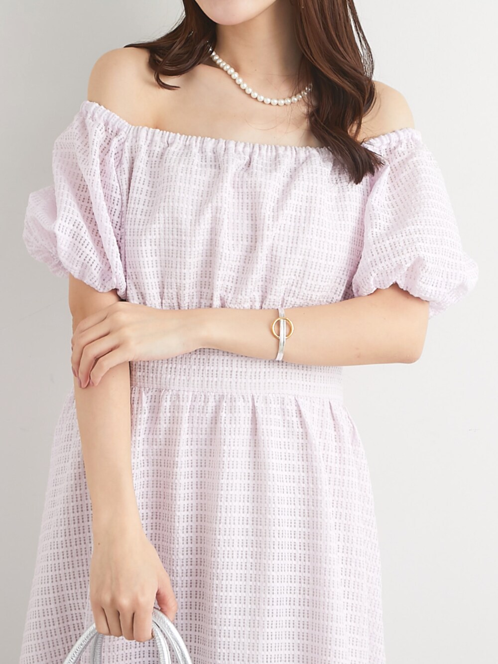 「春コーデ、春めき満開コーデ、春服コーデ、大人かわいい、おでかけコーデ、大人ファッション、お花見コーデ、今日のコーデ、大人ガーリー、レディースファッション、お洒落さんとつながりたい、春ニット、ワンピース、ワンピーススタイル、ワンピースコーデ」｜「La boutique BonBonの【最強モテ】シアーチェックパフスリーブワンピース（ワンピース、ピンク系）」を使った、Sanaさん（骨格ウェーブ・レディース・163cm）の春コーディネートの4枚目の写真