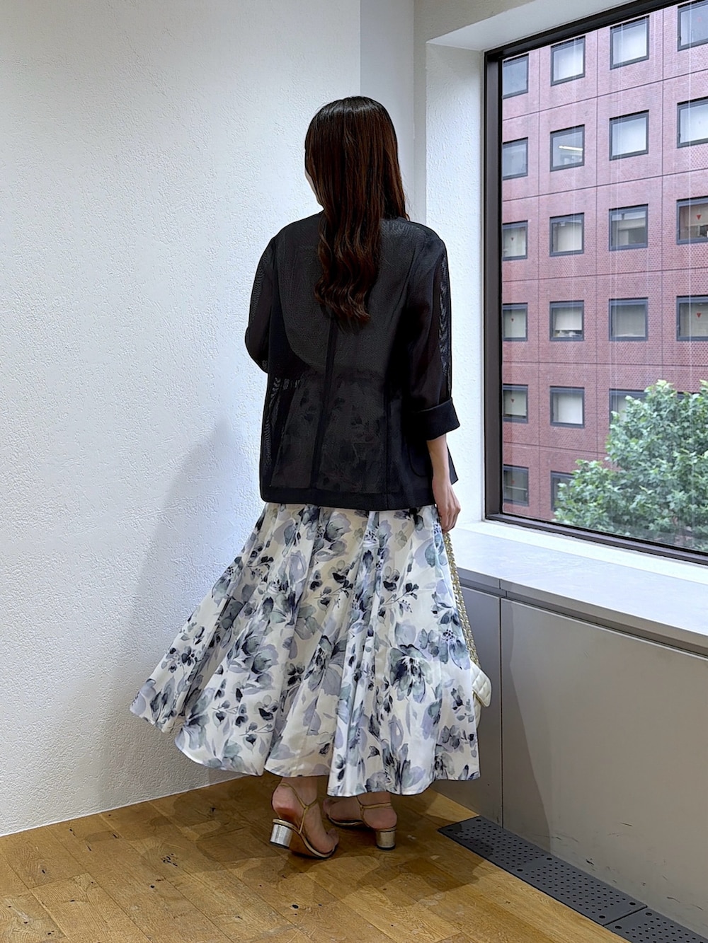 ホワイト系のシャツ/ブラウス、ホワイト系のスカートを着用したレディースの夏コーディネートの4枚目の写真