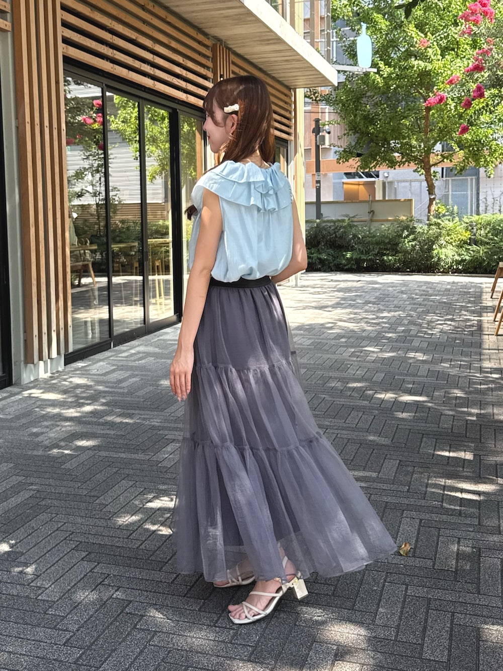 「オーガンジー、オーガンジースカート、チュール、チュールスカート、ブルー、ブルベ夏、夏ルックで気分アップ、夏服コーデ、おでかけコーデ、ラクチンコーデ、お洒落さんとつながりたい、カラーコーデ、ティアードスカート」｜「La boutique BonBonの【最強愛され】ギャザーフリルリボンノースリブラウス（シャツ/ブラウス、ブルー系）」を使った、Sanaさん（骨格ウェーブ・レディース・163cm）の夏コーディネートの3枚目の写真