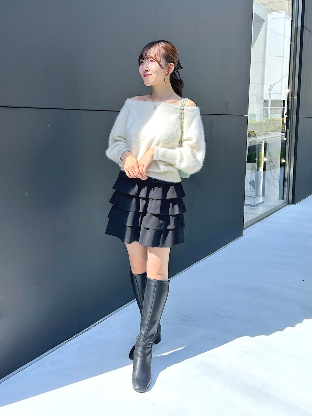 「ニット、オフショル、大人可愛い、ショートパンツ、ティアード、ショート丈、ロングブーツ、骨格ウェーブ、おしゃれさんと繋がりたい、アパレルスタッフ、オトナカワイイ、ブラック、ポニーテール、163cm」｜「La boutique BonBonのヘアリーウールカシミヤ混オフショルニット（ニット/セーター、ホワイト系）」を使った、Sanaさん（骨格ウェーブ・レディース・163cm）の秋コーディネートの2枚目の写真