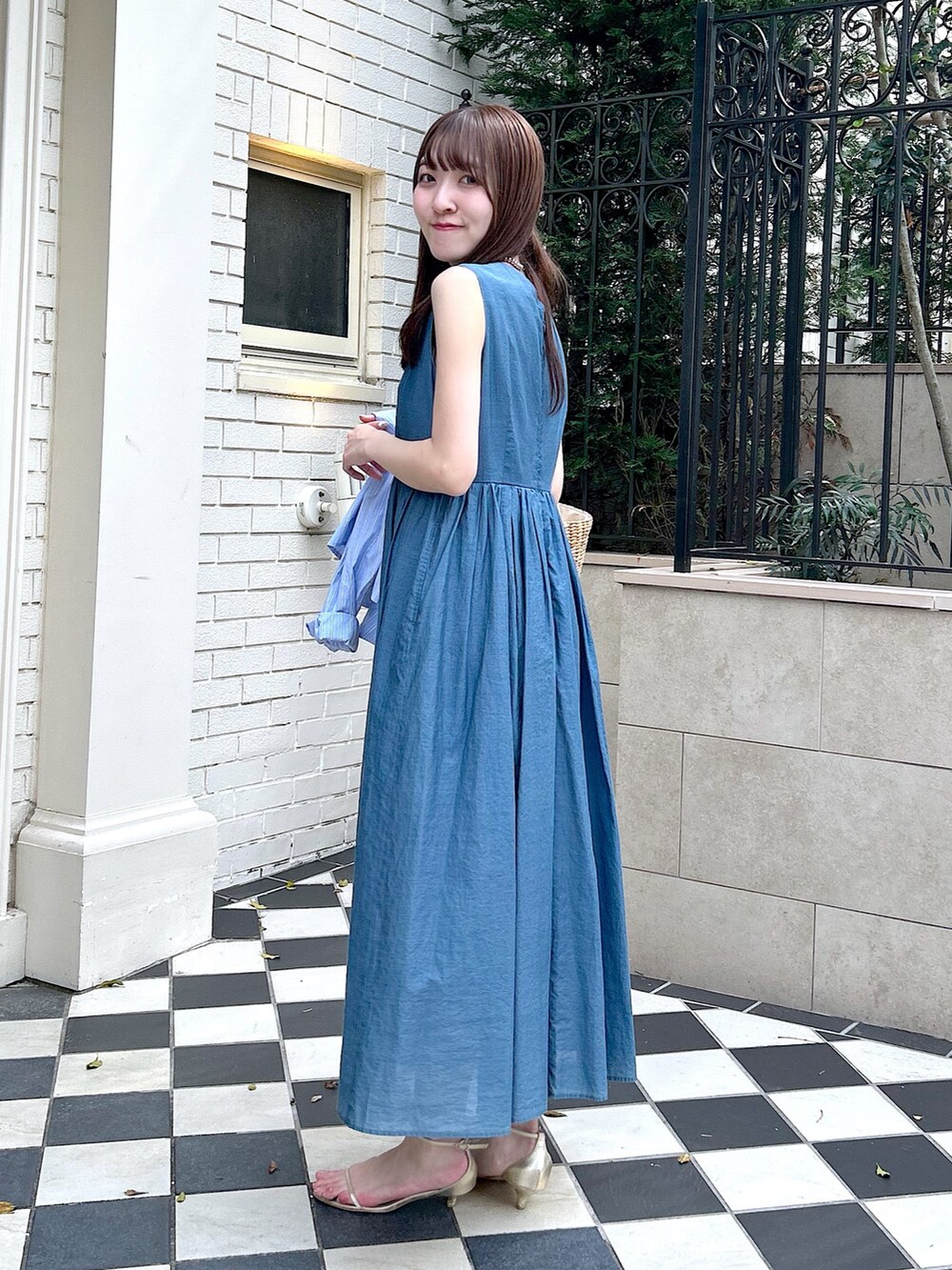 ブルー系のワンピース、ブルー系のシャツ/ブラウスを着用したレディースの春コーディネートの2枚目の写真