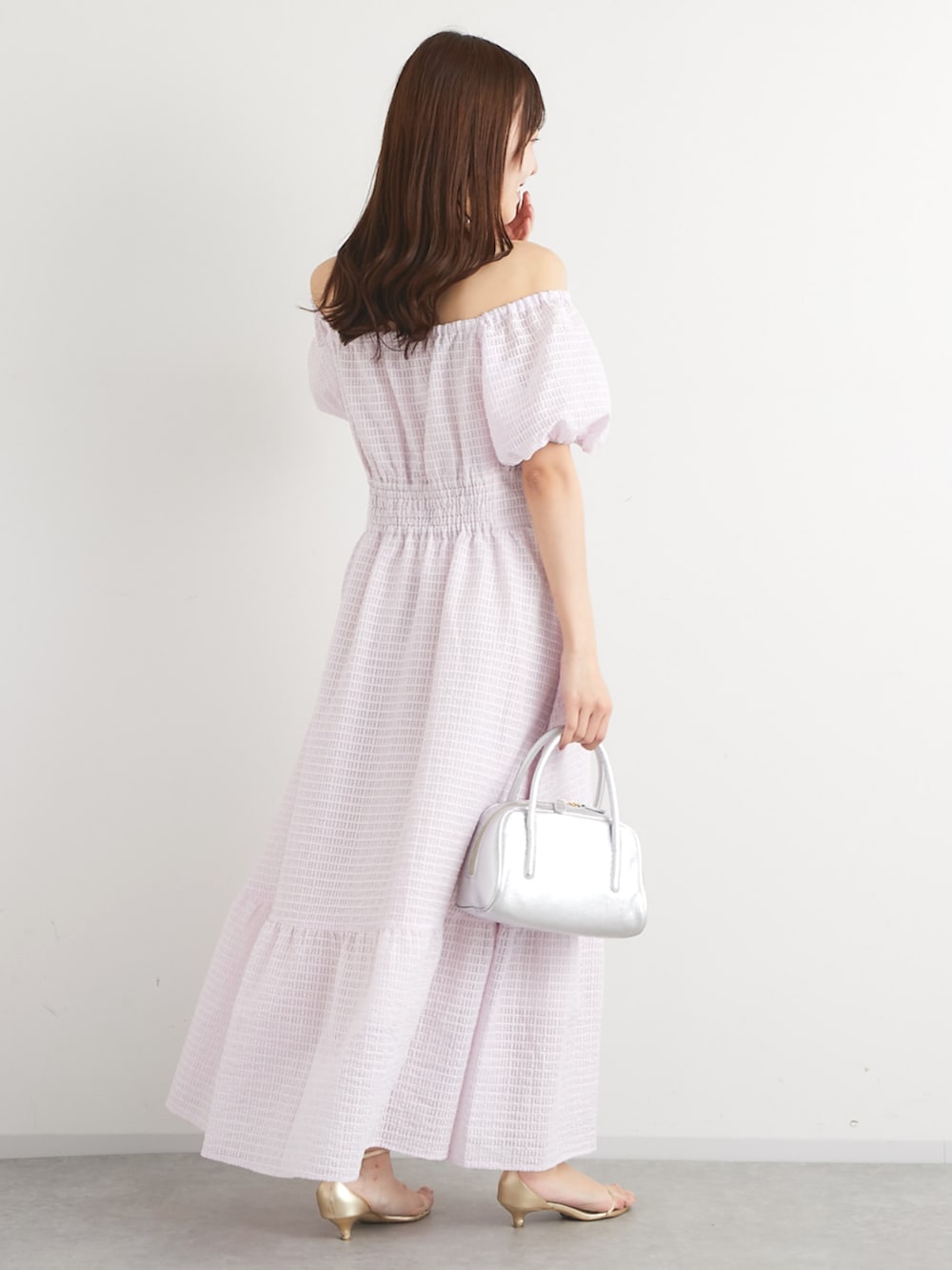 「春コーデ、春めき満開コーデ、春服コーデ、大人かわいい、おでかけコーデ、大人ファッション、お花見コーデ、今日のコーデ、大人ガーリー、レディースファッション、お洒落さんとつながりたい、春ニット、ワンピース、ワンピーススタイル、ワンピースコーデ」｜「La boutique BonBonの【最強モテ】シアーチェックパフスリーブワンピース（ワンピース、ピンク系）」を使った、Sanaさん（骨格ウェーブ・レディース・163cm）の春コーディネートの3枚目の写真