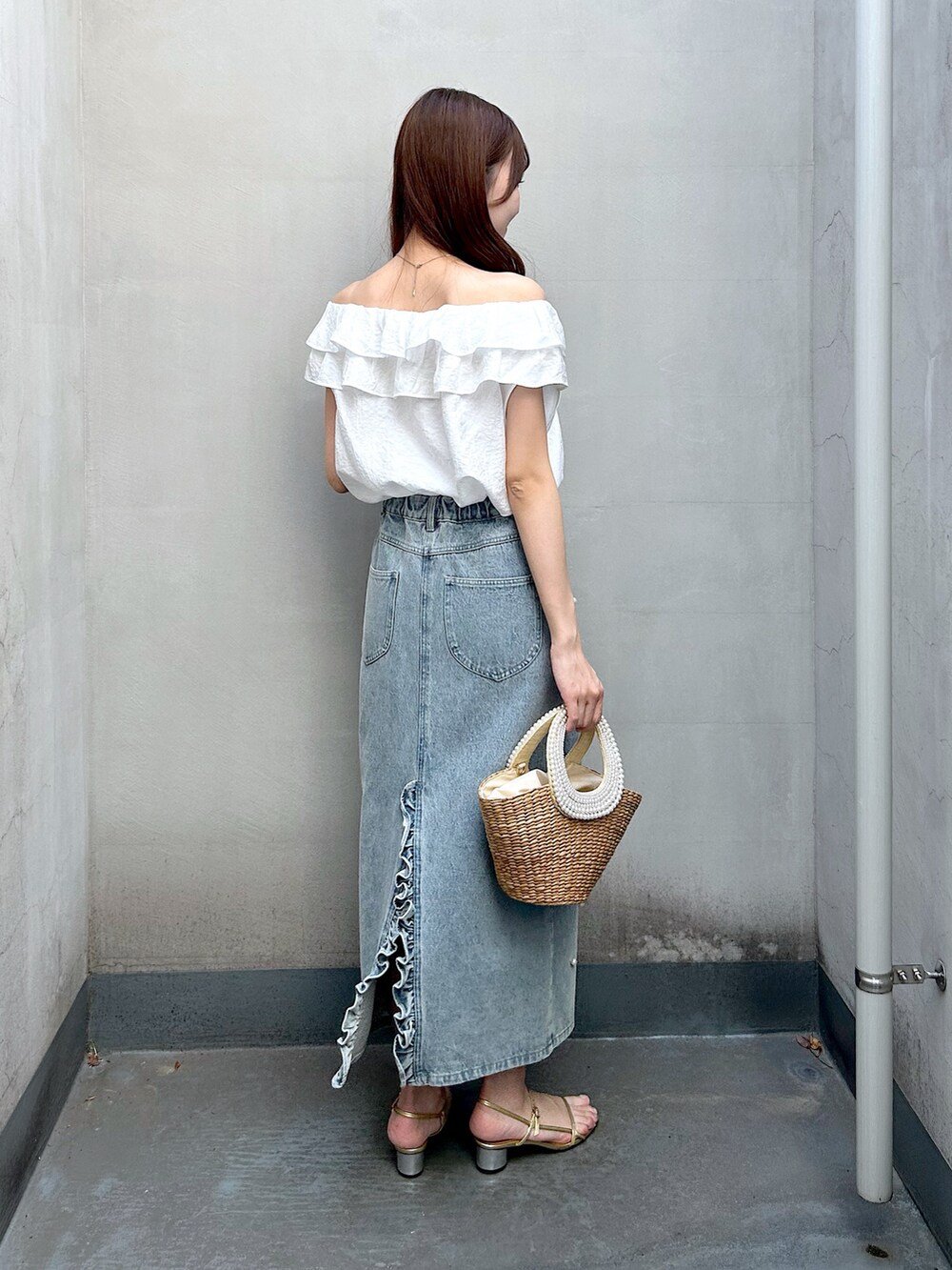 ホワイト系のシャツ/ブラウス、ブルー系のスカート、ベージュ系のかごバッグを着用したレディースの春コーディネートの5枚目の写真