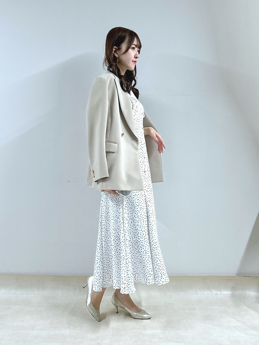 「ワンピース、ジャケット、骨格ウェーブ、キレイめコーデ、春服コーデ、オトナ女子、オトナカワイイ、大人ファッション、きれいめコーデ、いいね、save、フォローお願いします🤑、ジャケットコーデ、春」｜「La boutique BonBonの【miki監修】スクエアドットマーメイドシャツワンピース（ワンピース、ホワイト系）」を使った、Sanaさん（骨格ウェーブ・レディース・163cm）の春コーディネートの2枚目の写真