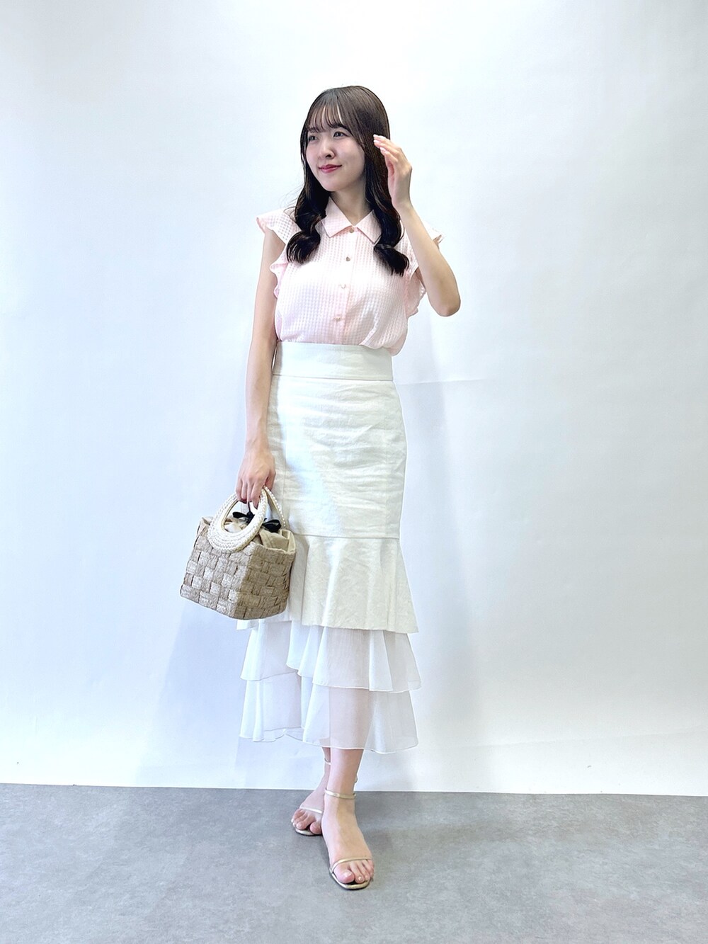 「シアー、オフィス、オフィスカジュアル、オフィススタイル、オフィスコーデ、春ファッション、大人コーデ、大人可愛い、夏、いいね、save、フォローお願いします🤑」｜「La boutique BonBonの【愛されチェック】サテンサッカーチェックブラウス（シャツ/ブラウス、ピンク系）」を使った、Sanaさん（骨格ウェーブ・レディース・163cm）の春コーディネートの4枚目の写真