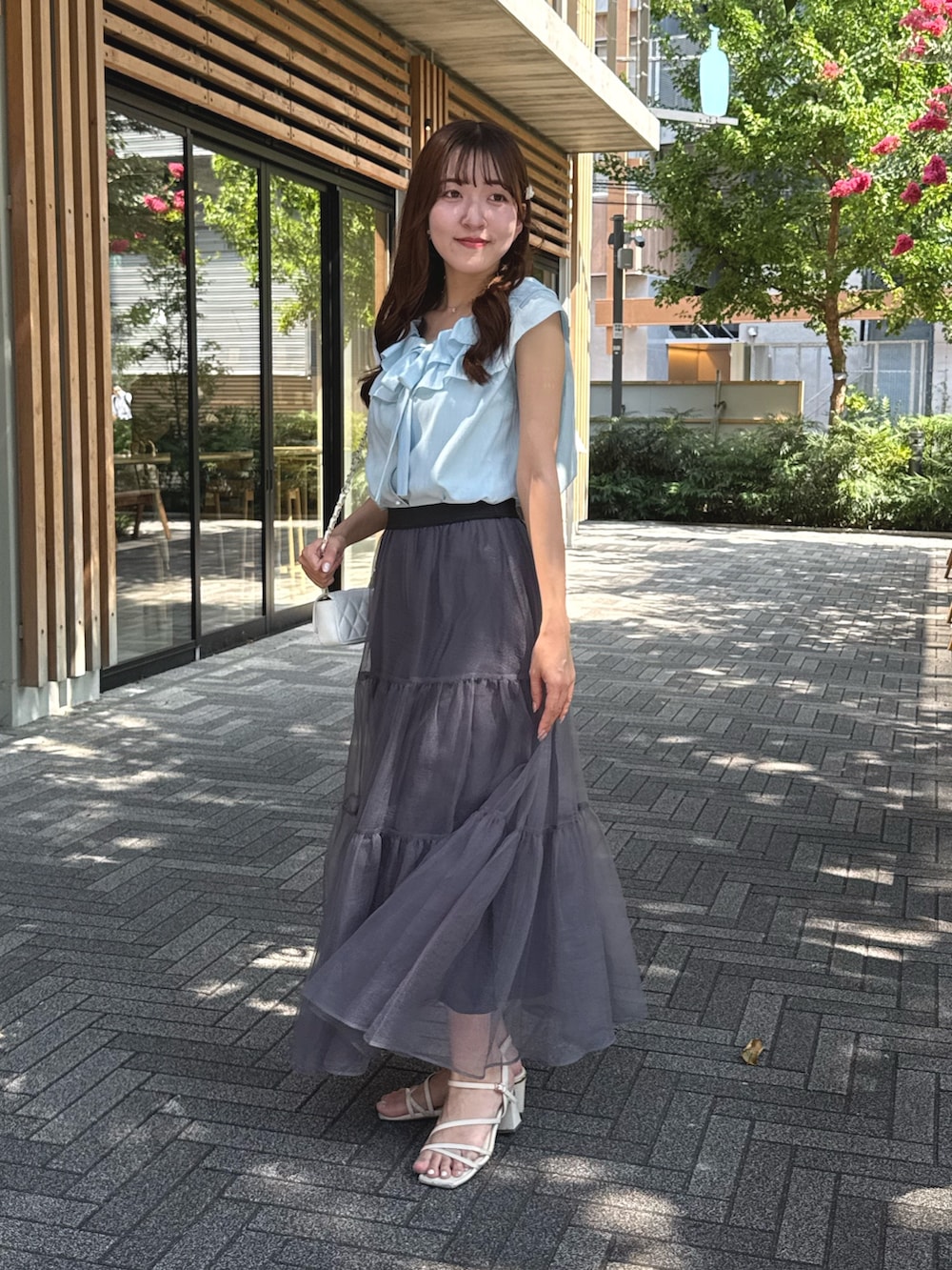 「オーガンジー、オーガンジースカート、チュール、チュールスカート、ブルー、ブルベ夏、夏ルックで気分アップ、夏服コーデ、おでかけコーデ、ラクチンコーデ、お洒落さんとつながりたい、カラーコーデ、ティアードスカート」｜「La boutique BonBonの【最強愛され】ギャザーフリルリボンノースリブラウス（シャツ/ブラウス、ブルー系）」を使った、Sanaさん（骨格ウェーブ・レディース・163cm）の夏コーディネートの2枚目の写真
