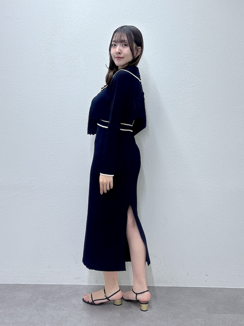 ブルー系のワンピースを着用したレディースの春コーディネートの2枚目の写真