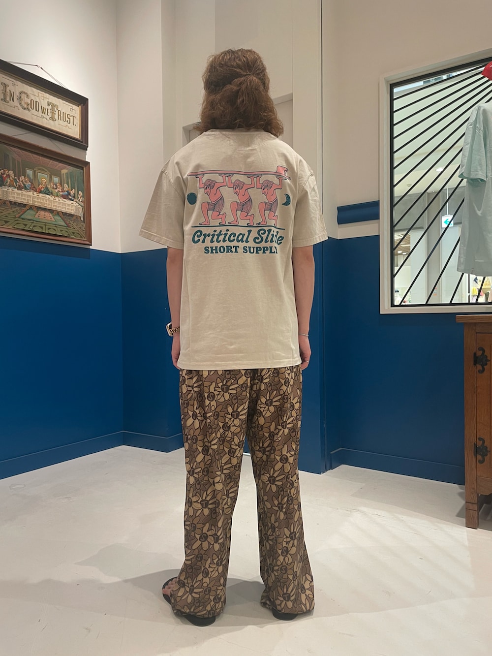 ベージュ系のTシャツ/カットソー、ブラウン系のその他パンツ、ブラック系のサンダルを着用したメンズの夏コーディネートの3枚目の写真
