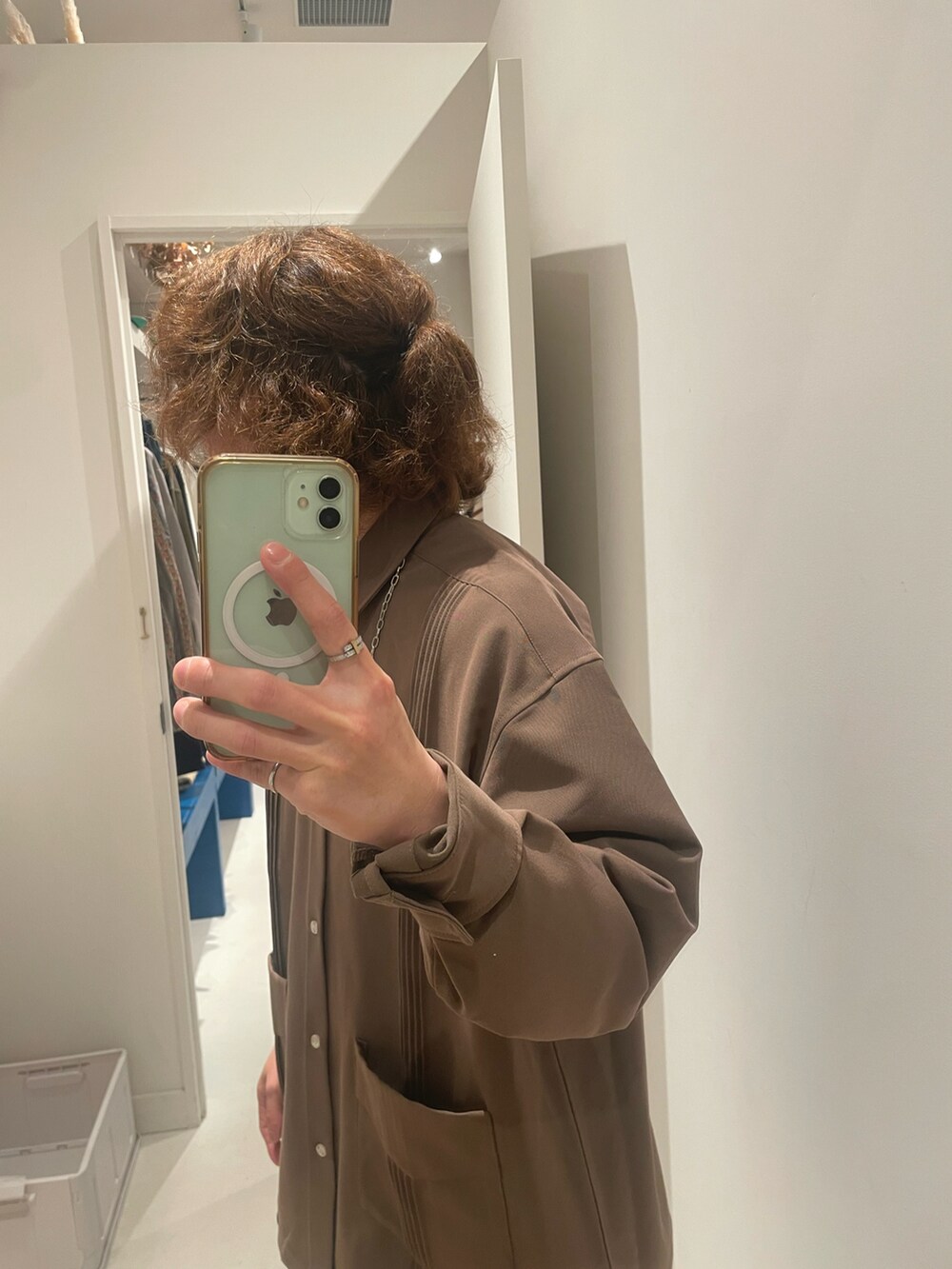 ブラウン系のシャツ/ブラウス、グレー系のスラックス、ブラック系のベルトを着用したメンズの春コーディネートの3枚目の写真