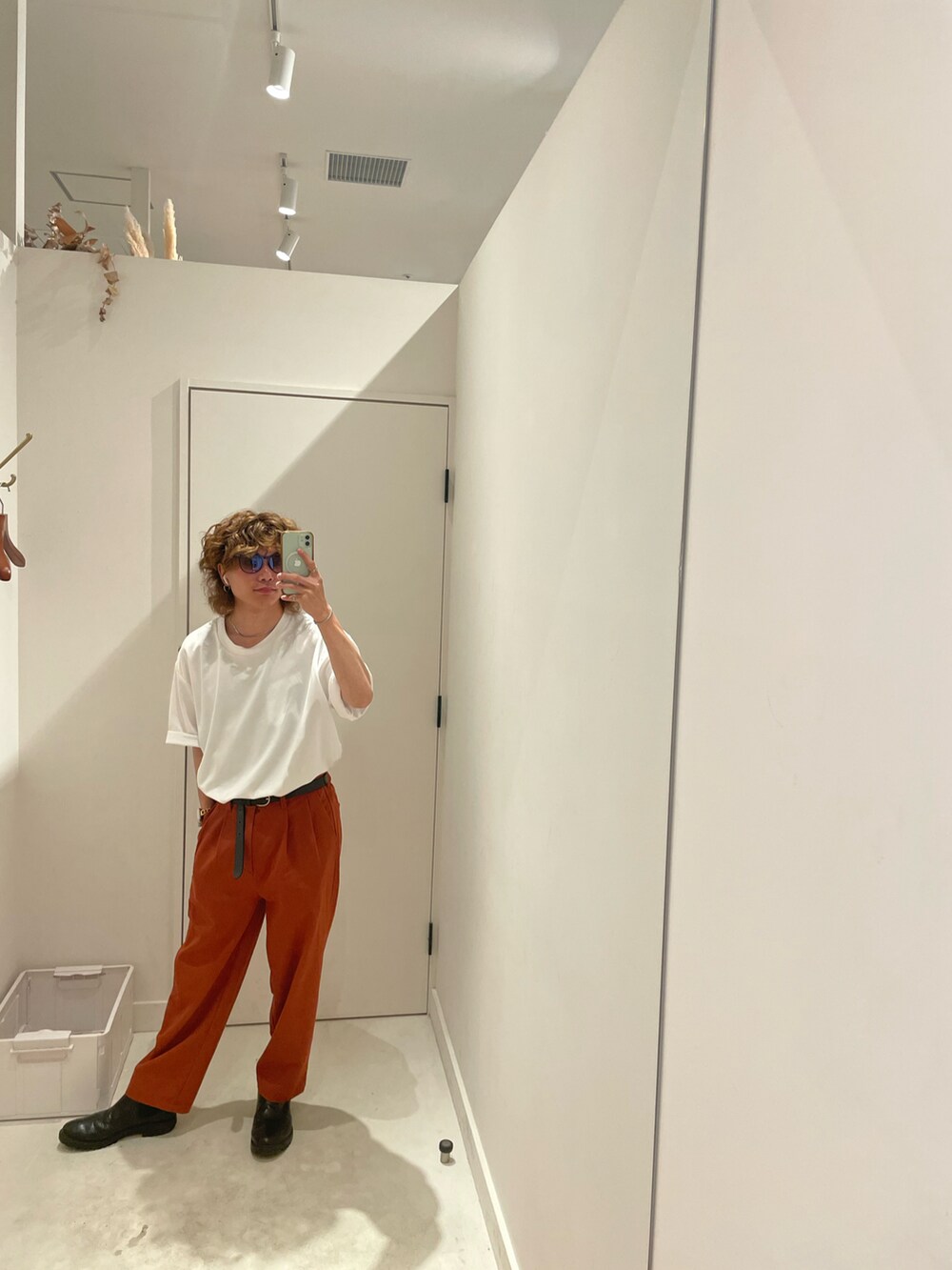 ホワイト系のTシャツ/カットソー、オレンジ系のスラックス、ブラック系のシューズを着用したメンズの夏コーディネートの2枚目の写真