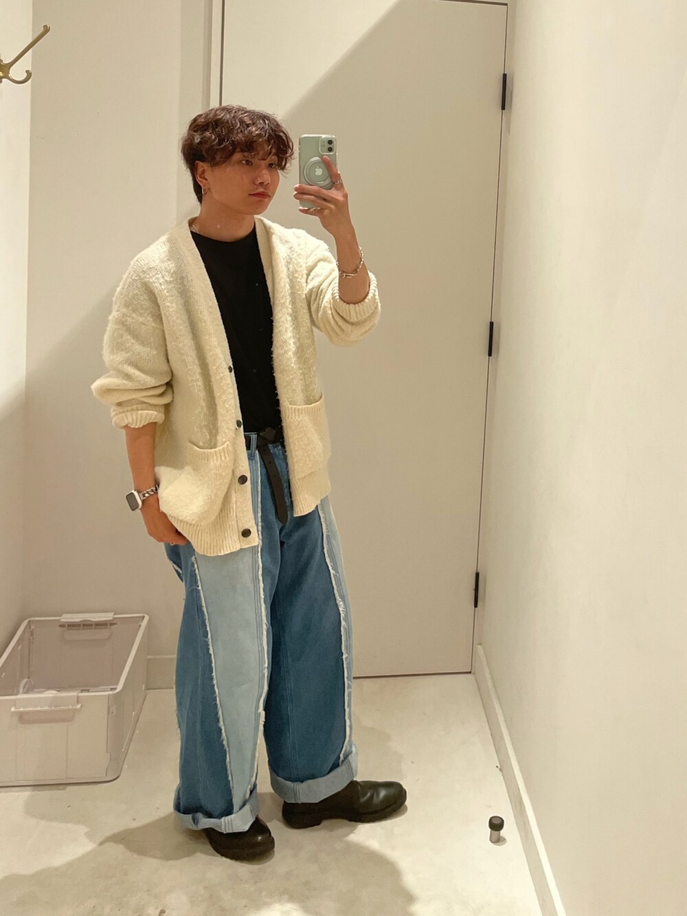 ブラック系のTシャツ/カットソー、ホワイト系のカーディガン/ボレロ、ブルー系のデニムパンツを着用したメンズの秋コーディネートの2枚目の写真
