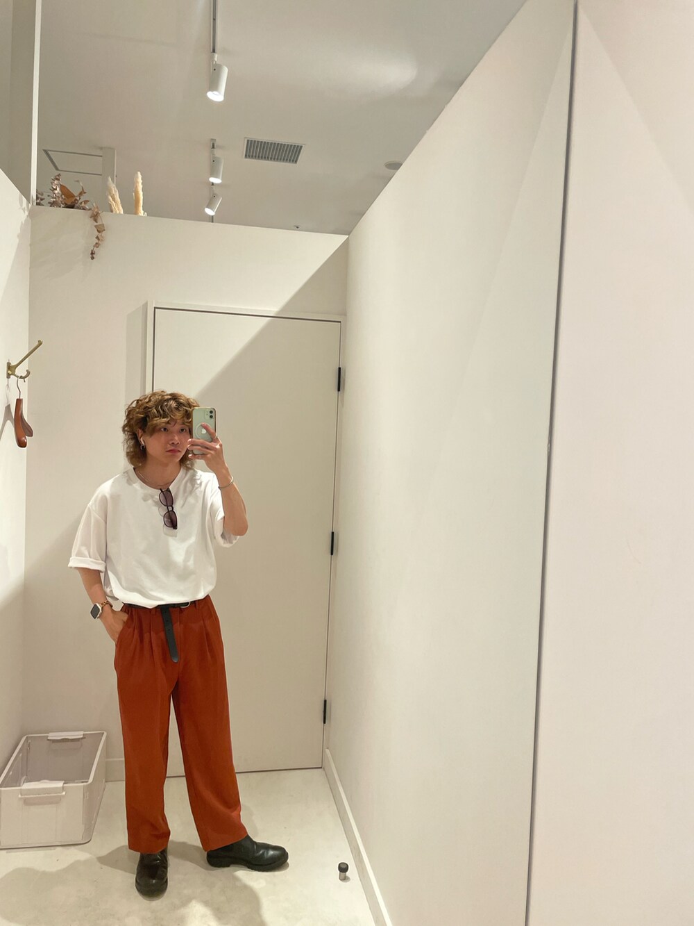 ホワイト系のTシャツ/カットソー、オレンジ系のスラックス、ブラック系のシューズを着用したメンズの夏コーディネートの3枚目の写真