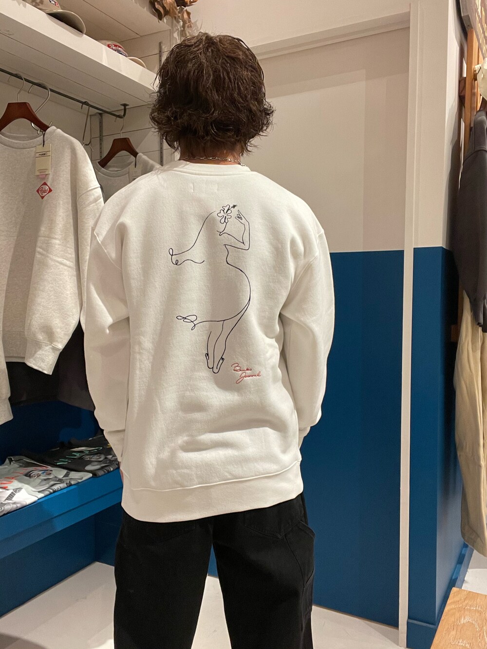 ブラック系のスウェット、ブラック系のパンツを着用したメンズの冬コーディネートの4枚目の写真