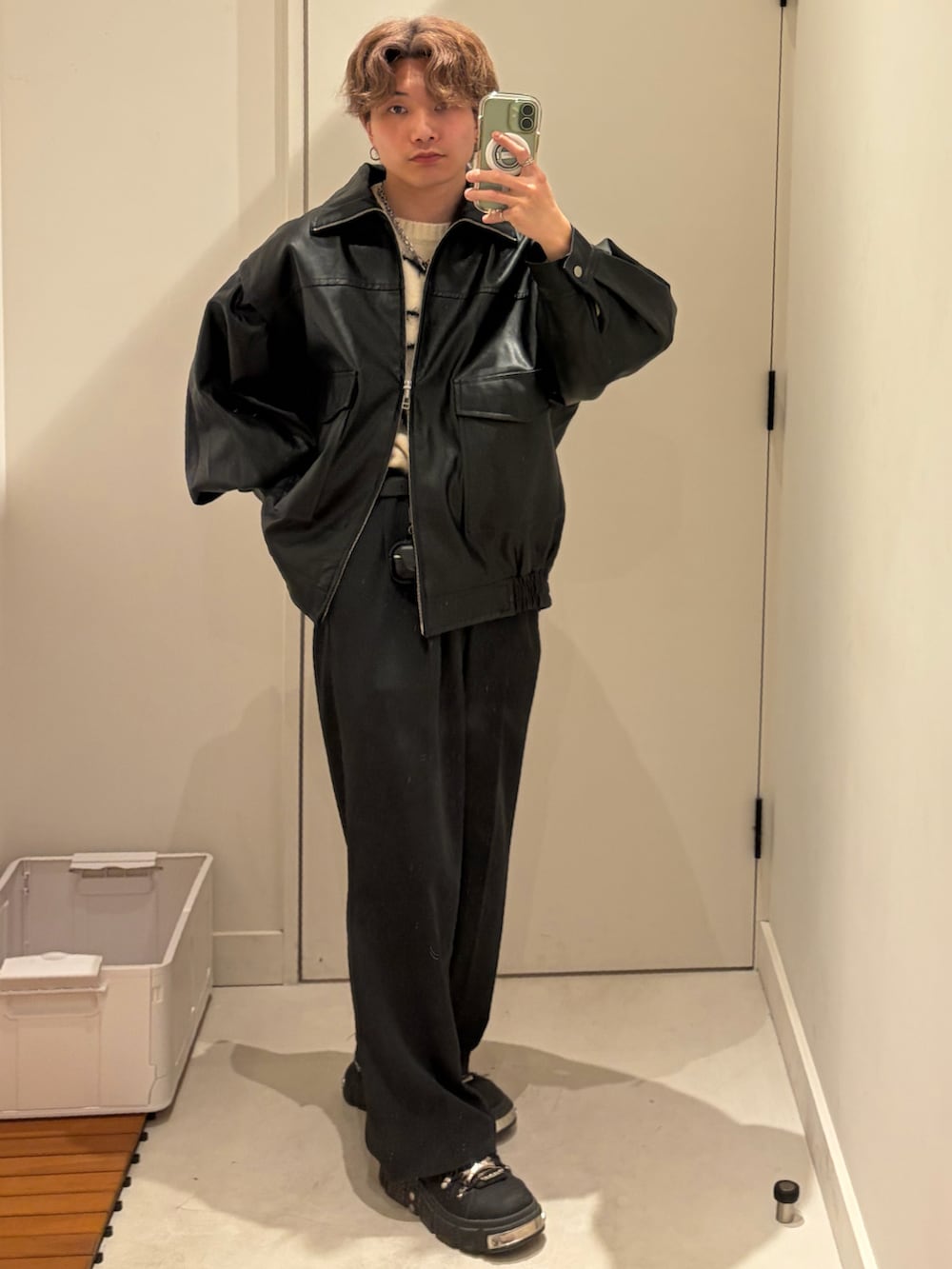 ブラウン系のニット/セーター、ブラック系のライダースジャケット、ブラック系のブルゾンを着用したメンズの冬コーディネートの2枚目の写真