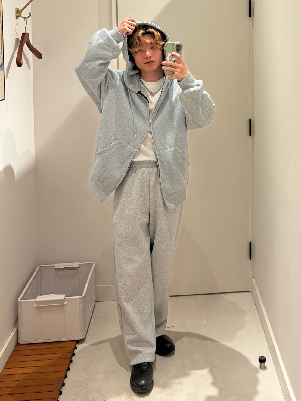 ブラック系のデニムジャケット、ホワイト系のTシャツ/カットソー、グレー系のスウェットパンツを着用したメンズの春コーディネートの3枚目の写真