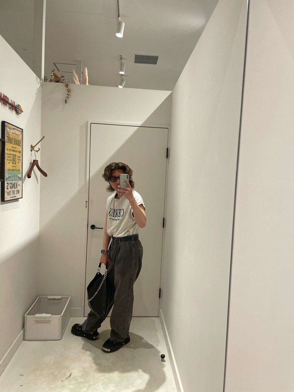 グレー系のタンクトップ、ブラック系のデニムパンツ、ブラック系のスニーカーを着用したメンズの夏コーディネートの2枚目の写真