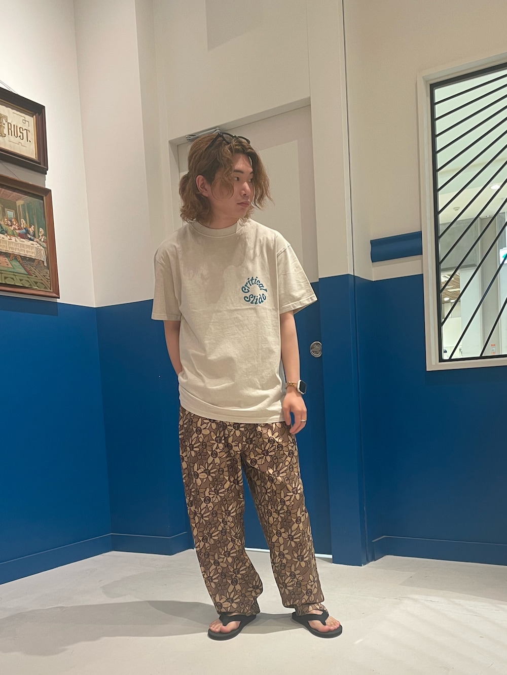 ベージュ系のTシャツ/カットソー、ブラウン系のその他パンツ、ブラック系のサンダルを着用したメンズの夏コーディネートの2枚目の写真