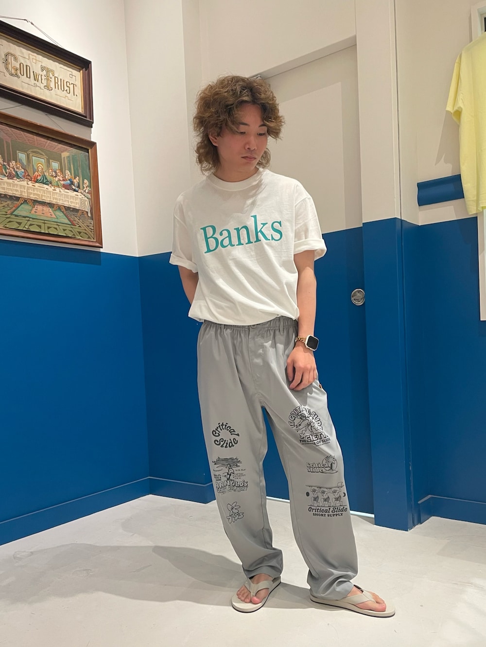 ホワイト系のサンダル、ホワイト系のTシャツ/カットソー、グレー系のパンツを着用したメンズの夏コーディネートの2枚目の写真