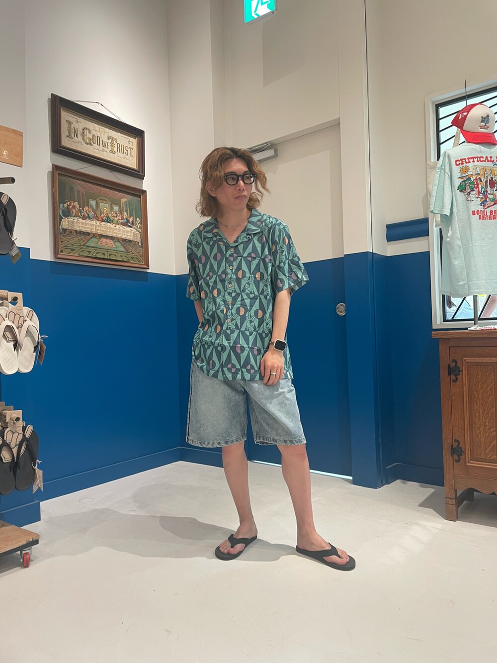 ブラック系のサンダル、ブルー系のシャツ/ブラウス、ブルー系のデニムパンツを着用したメンズの夏コーディネートの2枚目の写真