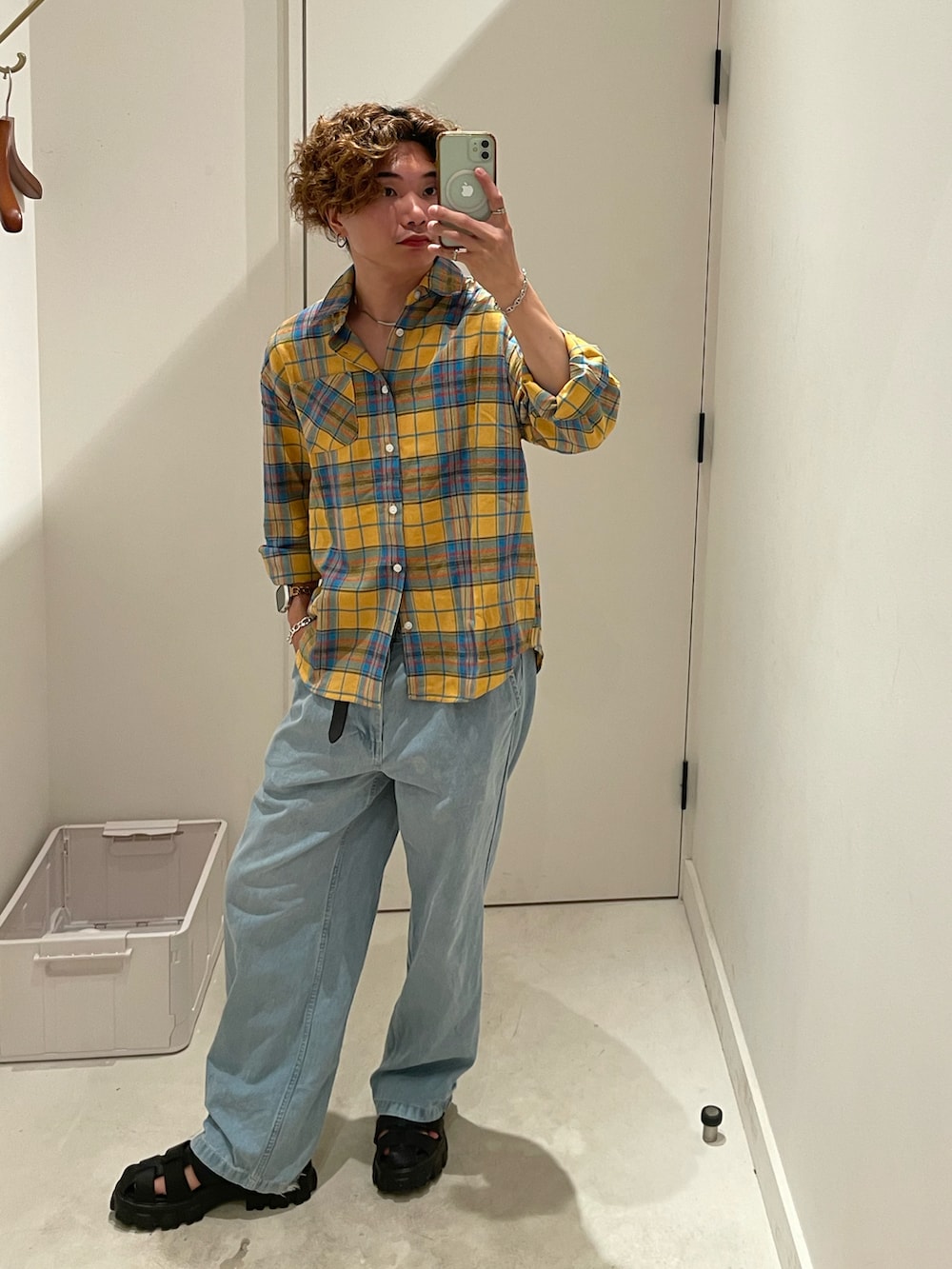 「チェックシャツ、黄色、青デニム、グルカサンダル、Gluck、UNIQLO、GU、RODEO CROWNS WIDE BOWL、おしゃれさんと繋がりたい、フォロー、イイネ、お気に入り登録お願いします♡、インスタもフォローお願いします」｜「GUのアイテム（デニムパンツ、ブルー系）」を使った、はるとさん（骨格ストレート・メンズ・162cm）の夏コーディネートの2枚目の写真