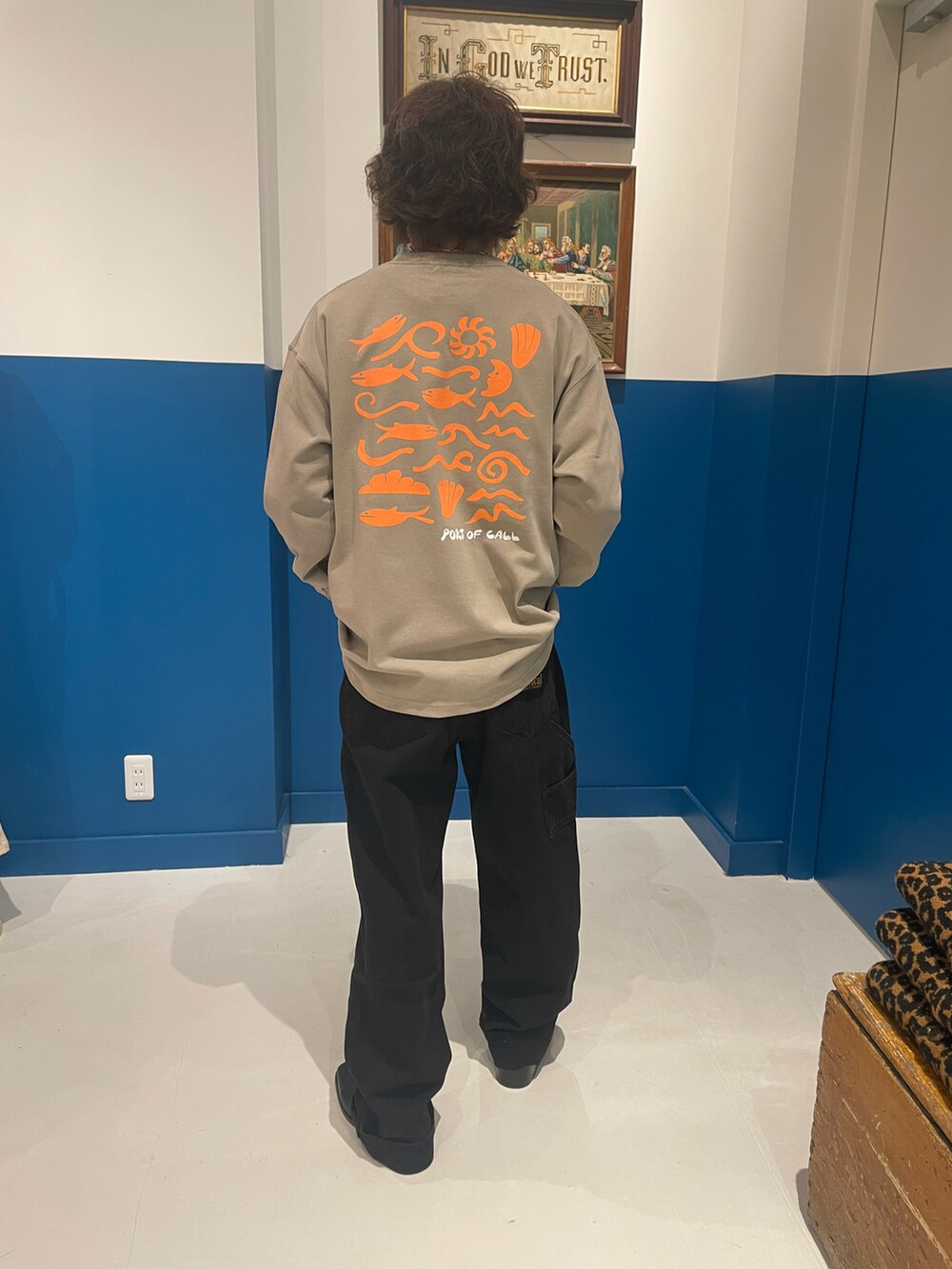 ホワイト系のTシャツ/カットソー、ブラック系のデニムパンツ、ブラック系のブーツを着用したメンズの冬コーディネートの2枚目の写真