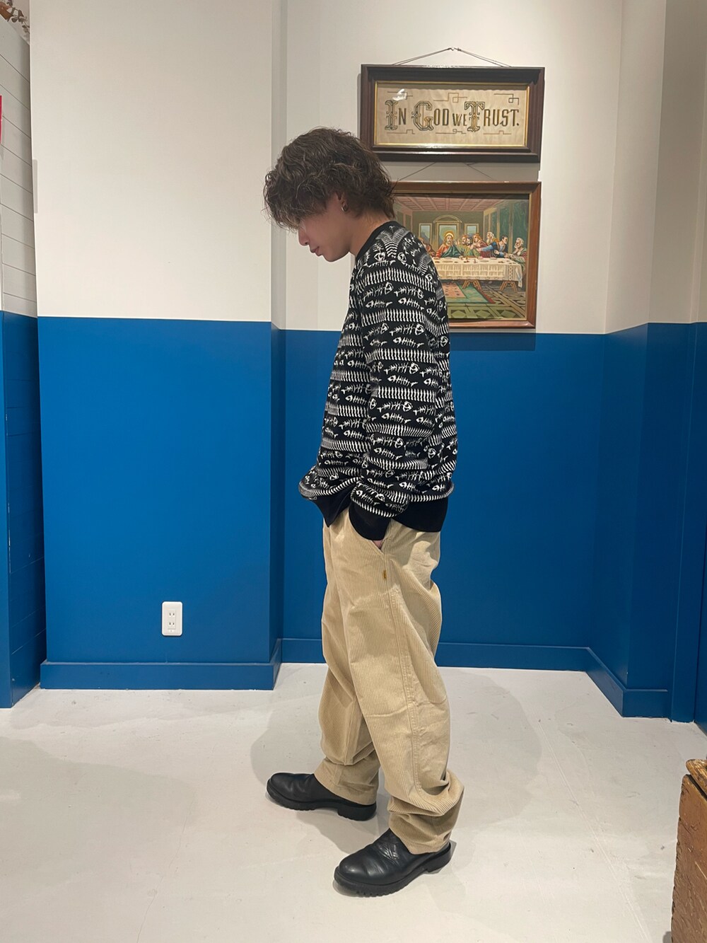 ブラック系のニット/セーター、ベージュ系のパンツを着用したメンズの冬コーディネートの3枚目の写真