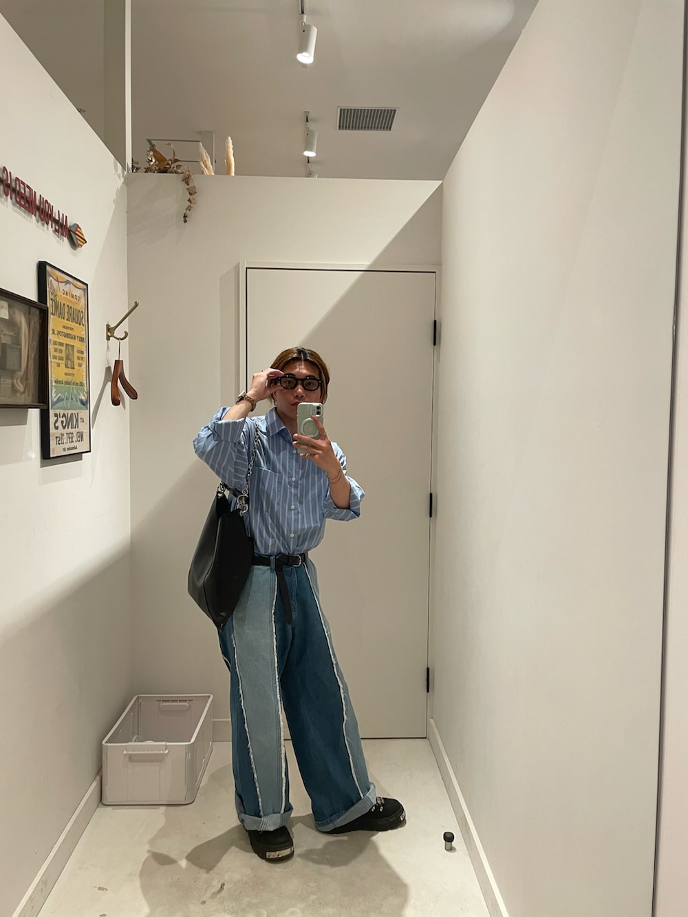 ブルー系のシャツ/ブラウス、ブルー系のデニムパンツ、ブラック系のスニーカーを着用したメンズの夏コーディネートの2枚目の写真