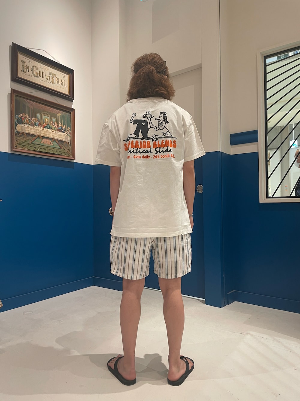 ホワイト系のTシャツ/カットソー、ホワイト系のその他パンツ、ブラック系のサンダルを着用したメンズの夏コーディネートの3枚目の写真