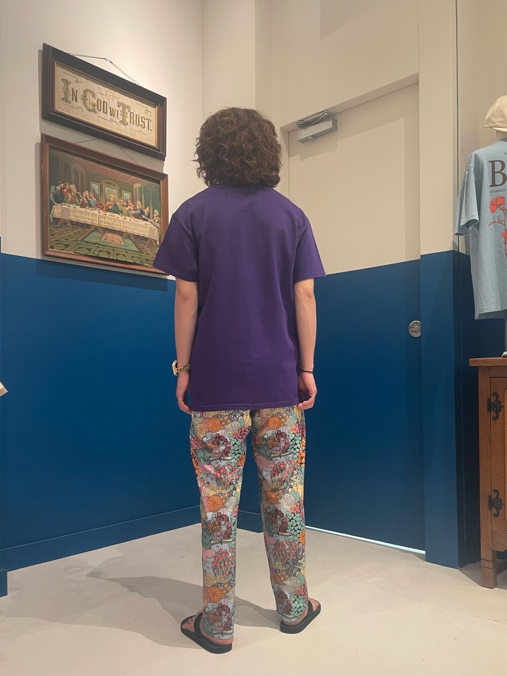 ブラウン系のその他パンツ、ブラック系のサンダル、パープル系のTシャツ/カットソーを着用したメンズの春コーディネートの2枚目の写真