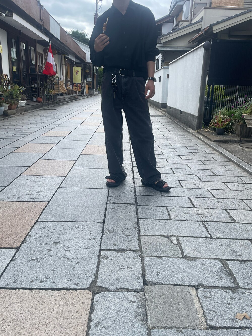 ブラック系のシャツ/ブラウス、ブラック系のタンクトップ、ブラック系のデニムパンツを着用したメンズの秋コーディネートの2枚目の写真