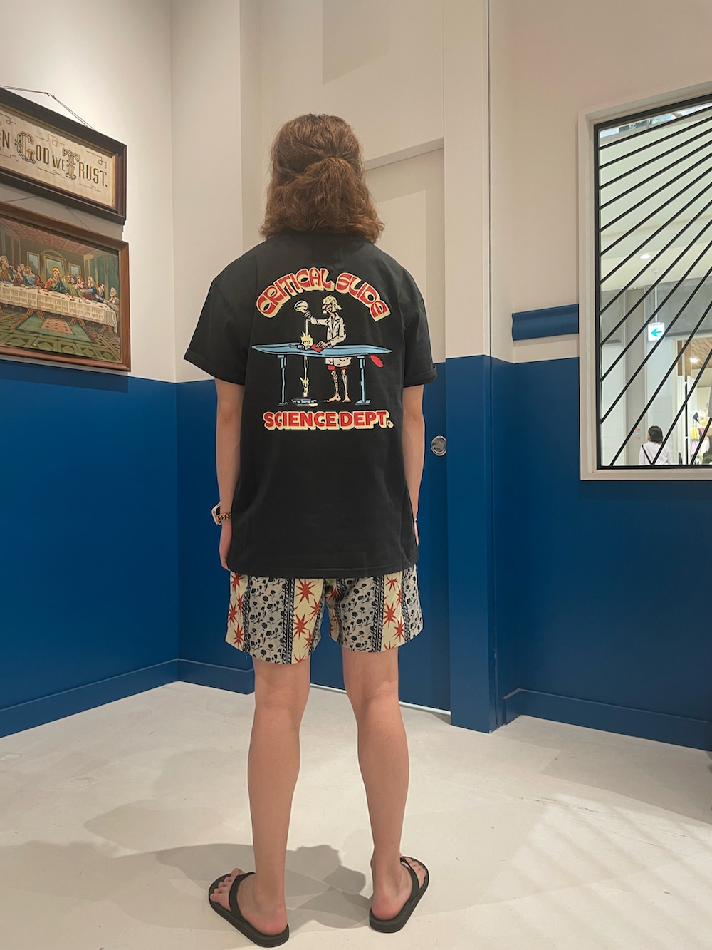 ブラック系のTシャツ/カットソー、ホワイト系のその他パンツ、ブラック系のサンダルを着用したメンズの夏コーディネートの2枚目の写真