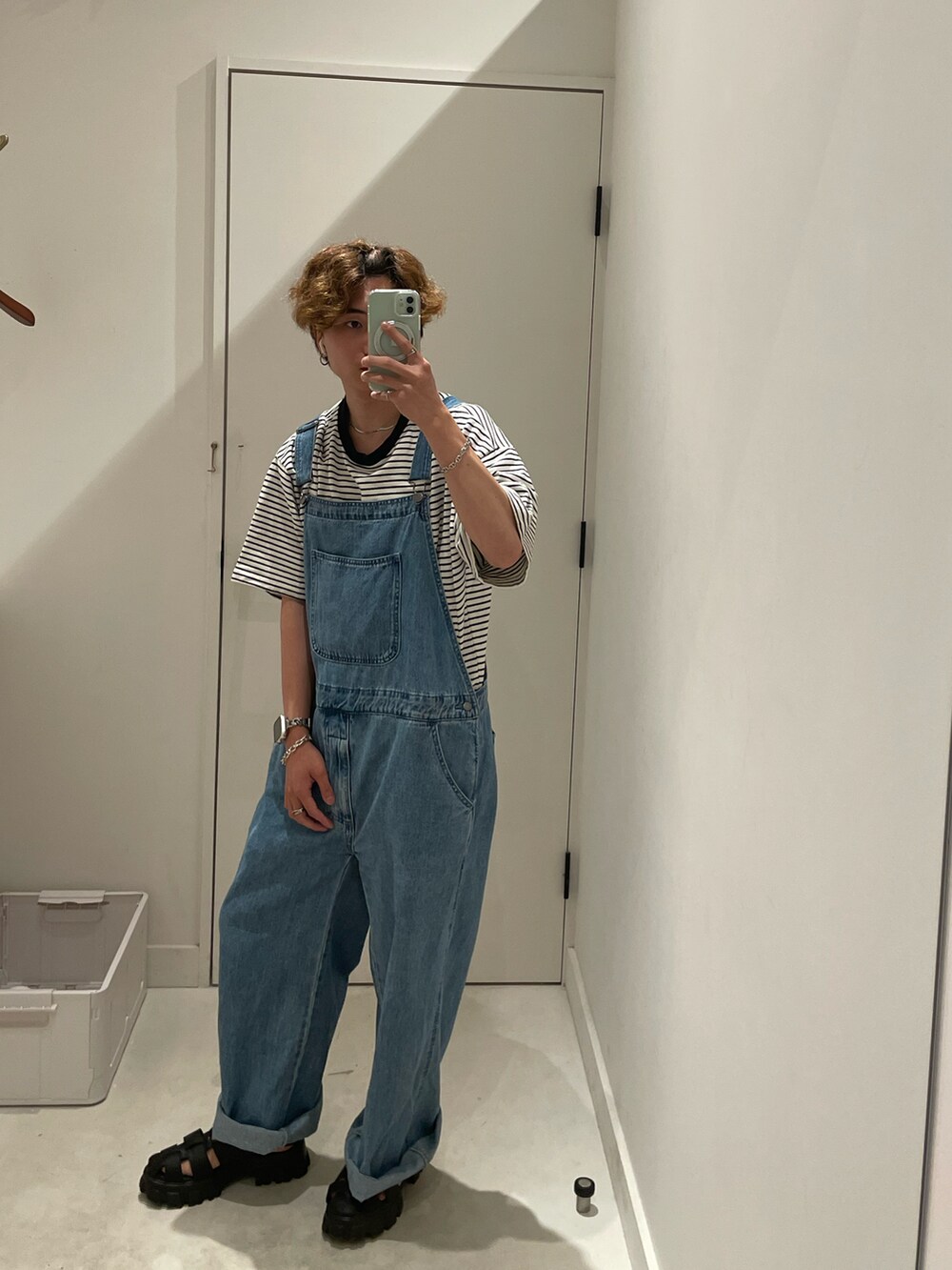 ブラック系のサンダル、ホワイト系のTシャツ/カットソー、ブルー系のサロペット/オーバーオールを着用したメンズの秋コーディネートの3枚目の写真