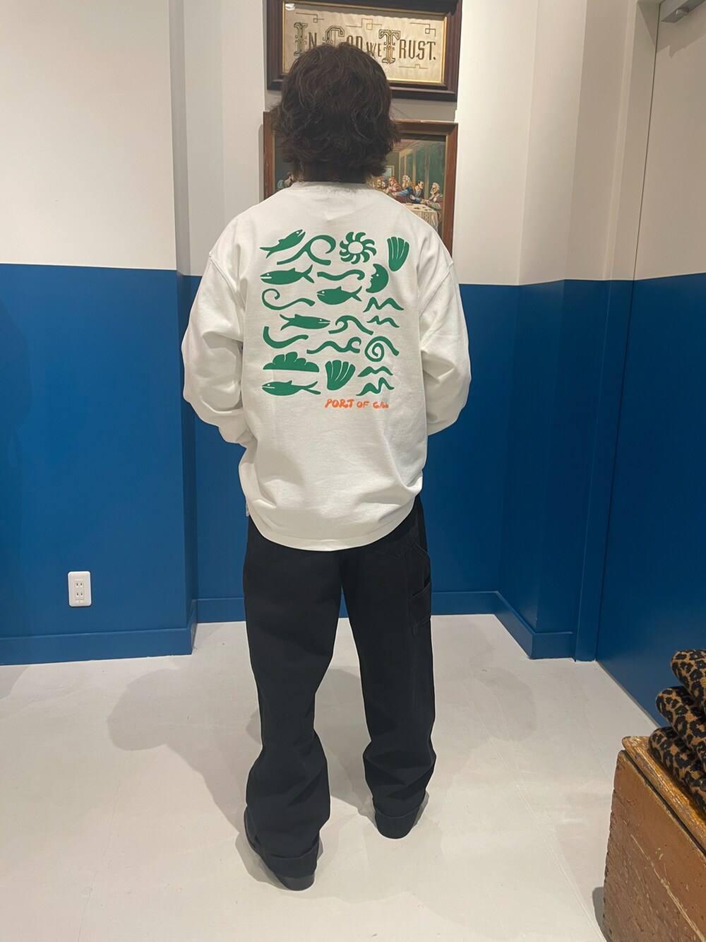 ホワイト系のTシャツ/カットソー、ブラック系のデニムパンツ、ブラック系のブーツを着用したメンズの冬コーディネートの4枚目の写真