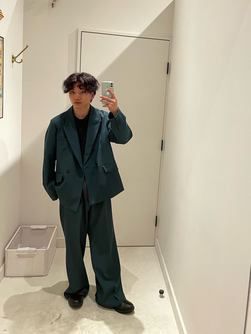 ブラック系のTシャツ/カットソー、グリーン系のテーラードジャケット、グリーン系のスラックスを着用したメンズの秋コーディネートの2枚目の写真