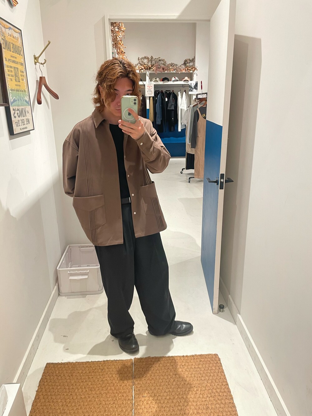 ブラウン系のシャツ/ブラウス、グレー系のスラックス、ブラック系のベルトを着用したメンズの春コーディネートの2枚目の写真