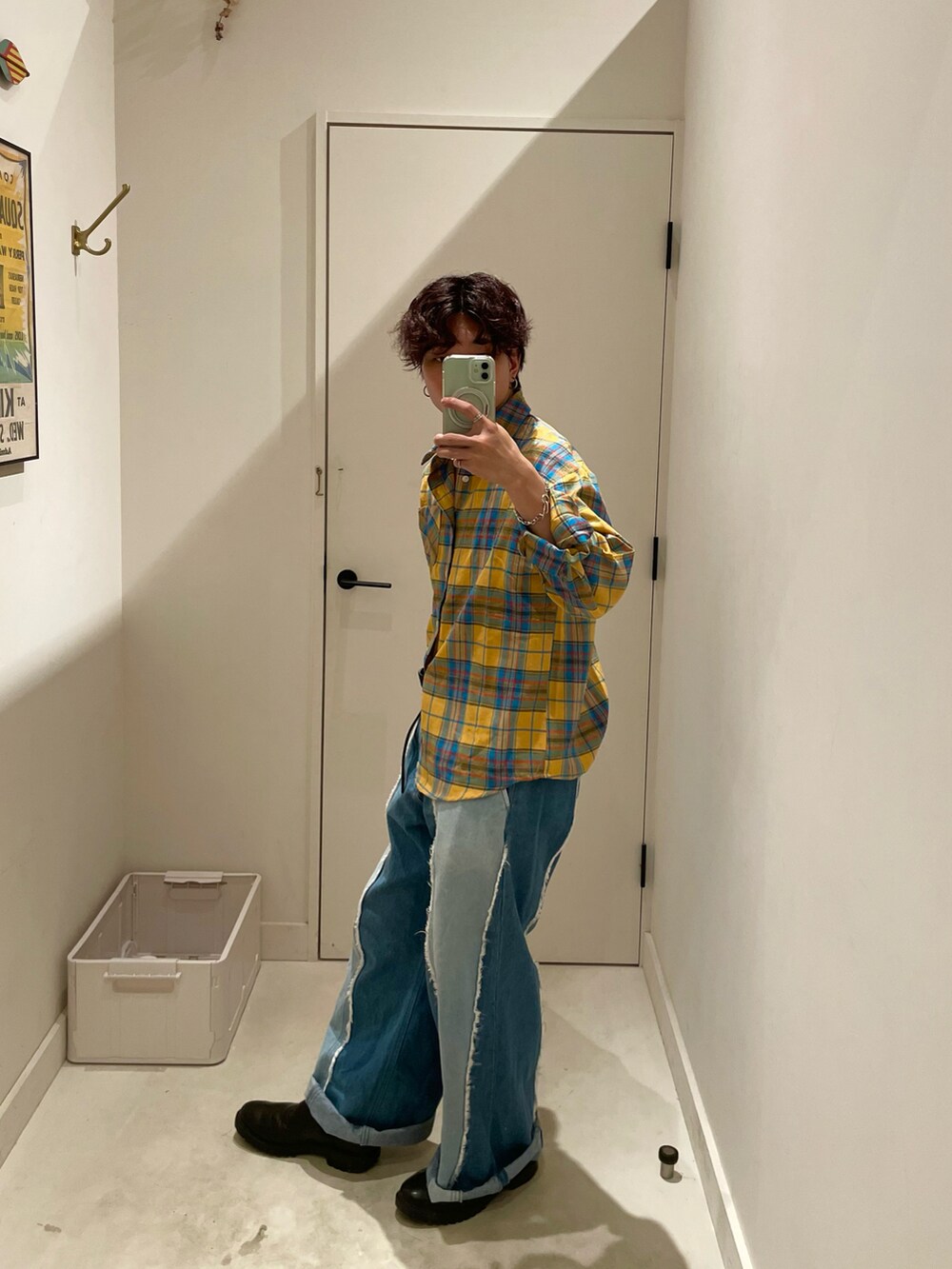 ブルー系のデニムパンツ、ブラック系のシューズ、シルバー系のネックレスを着用したメンズの秋コーディネートの2枚目の写真