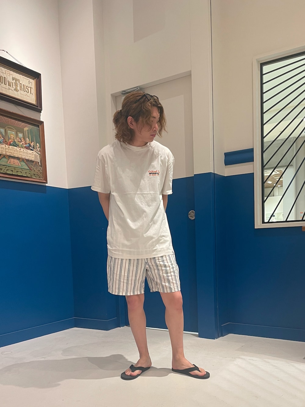 ホワイト系のTシャツ/カットソー、ホワイト系のその他パンツ、ブラック系のサンダルを着用したメンズの夏コーディネートの2枚目の写真