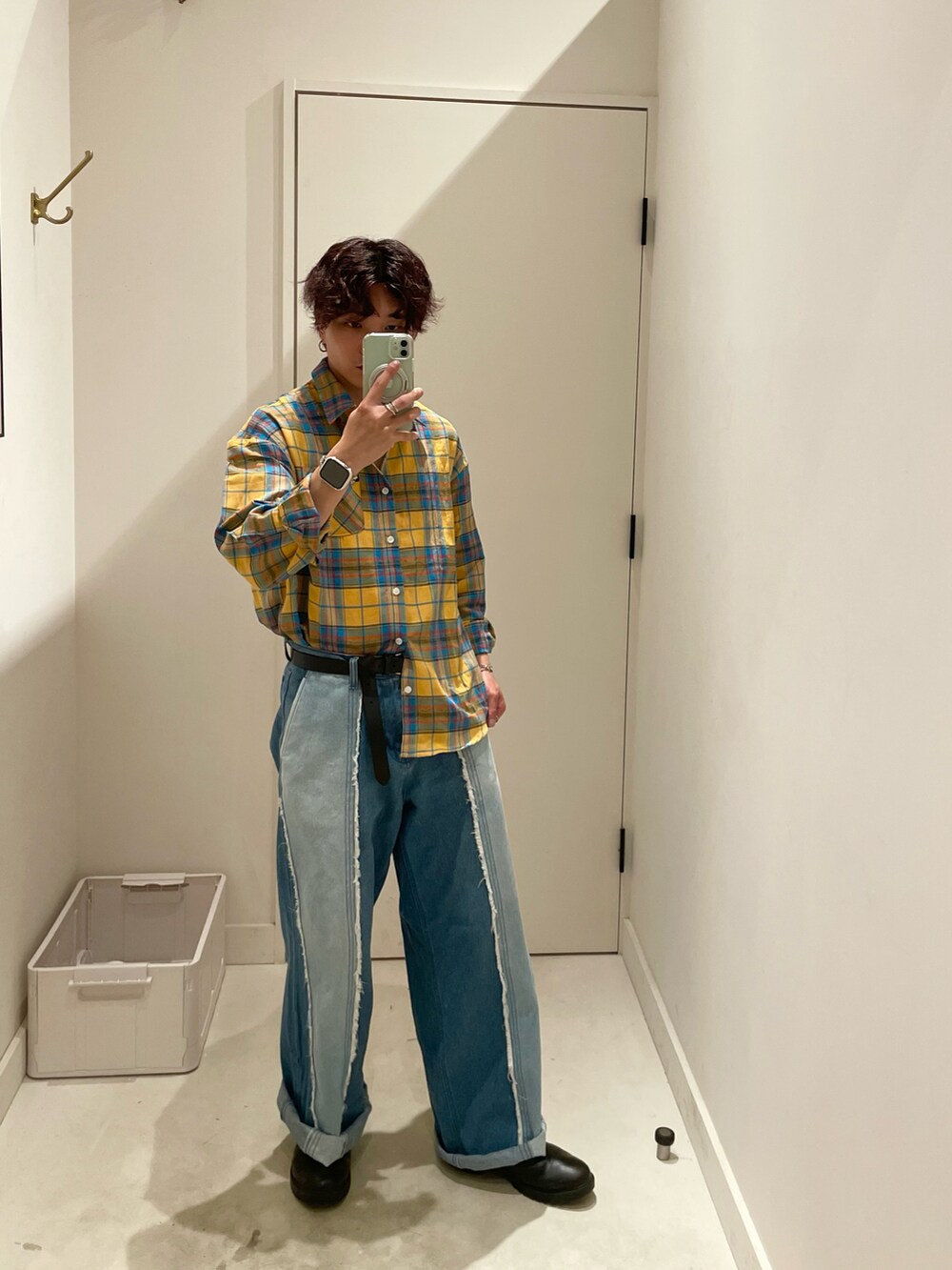 ブルー系のデニムパンツ、ブラック系のシューズ、シルバー系のネックレスを着用したメンズの秋コーディネートの4枚目の写真
