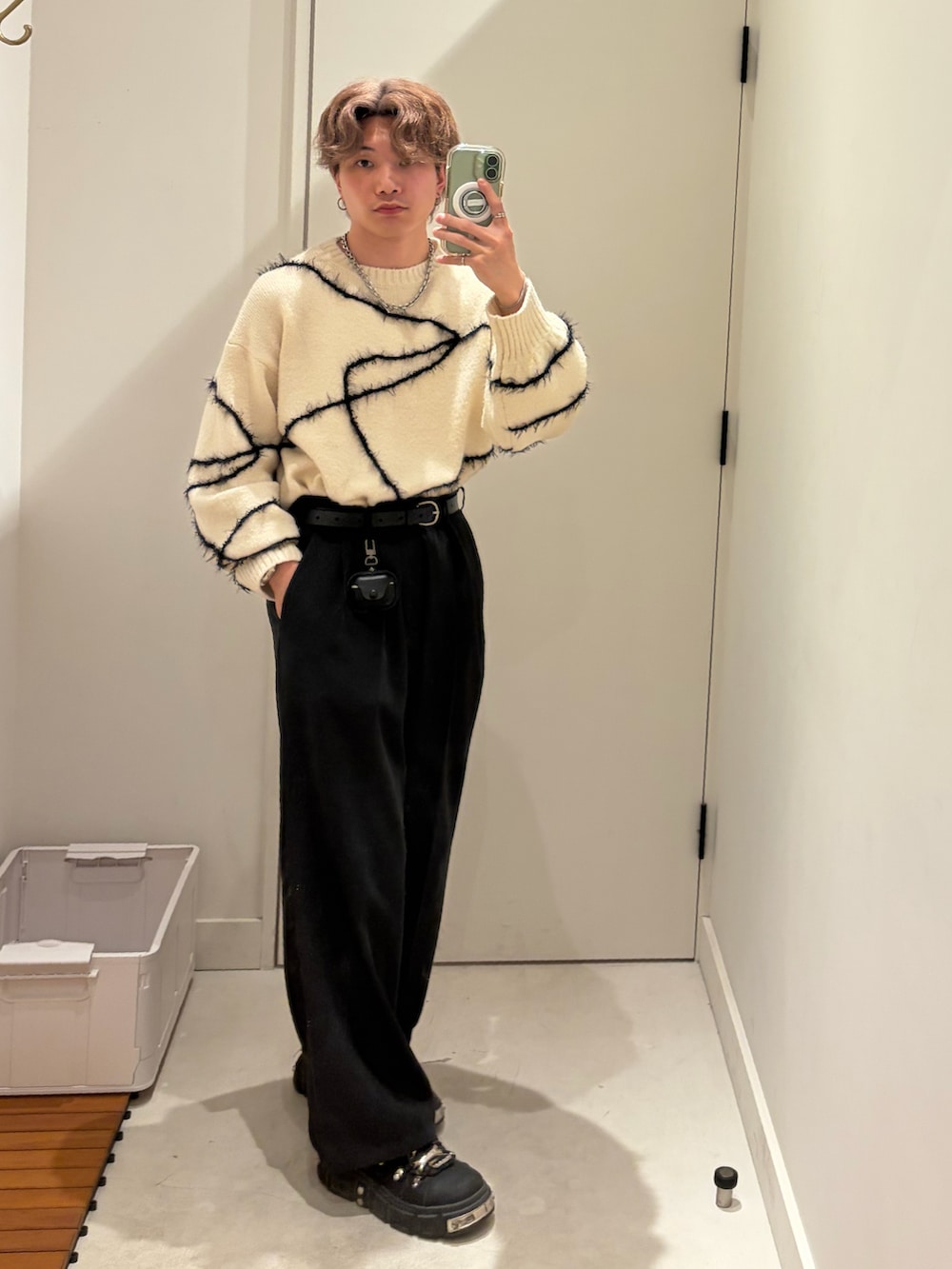 ブラウン系のニット/セーター、ブラック系のライダースジャケット、ブラック系のブルゾンを着用したメンズの冬コーディネートの3枚目の写真