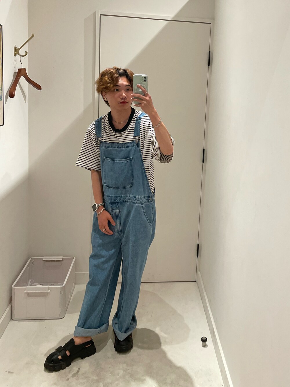 ブラック系のサンダル、ホワイト系のTシャツ/カットソー、ブルー系のサロペット/オーバーオールを着用したメンズの秋コーディネートの2枚目の写真