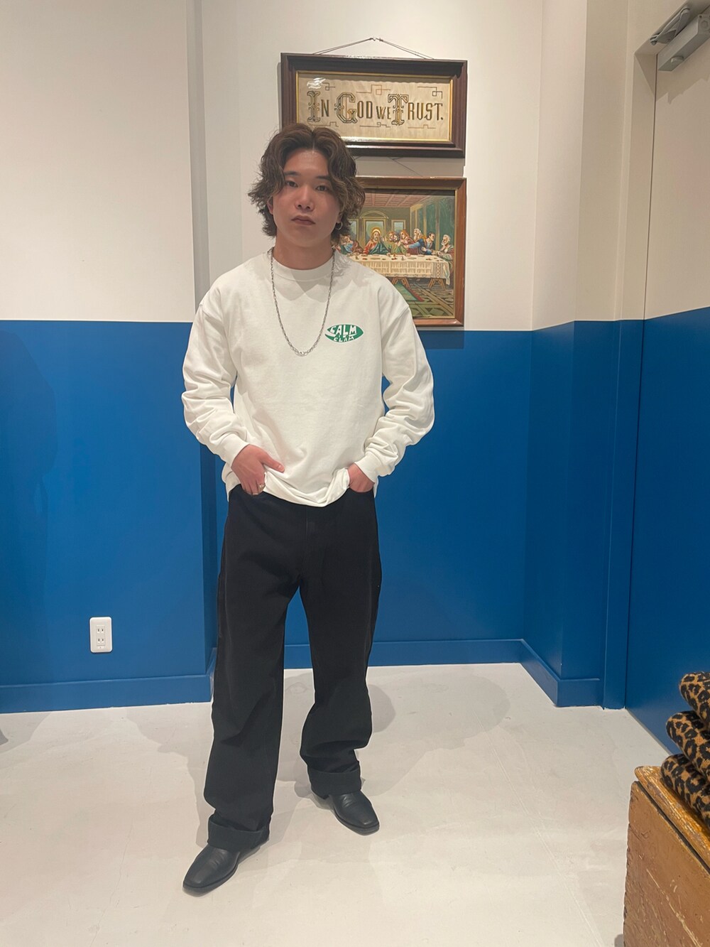 ホワイト系のTシャツ/カットソー、ブラック系のデニムパンツ、ブラック系のブーツを着用したメンズの冬コーディネートの3枚目の写真