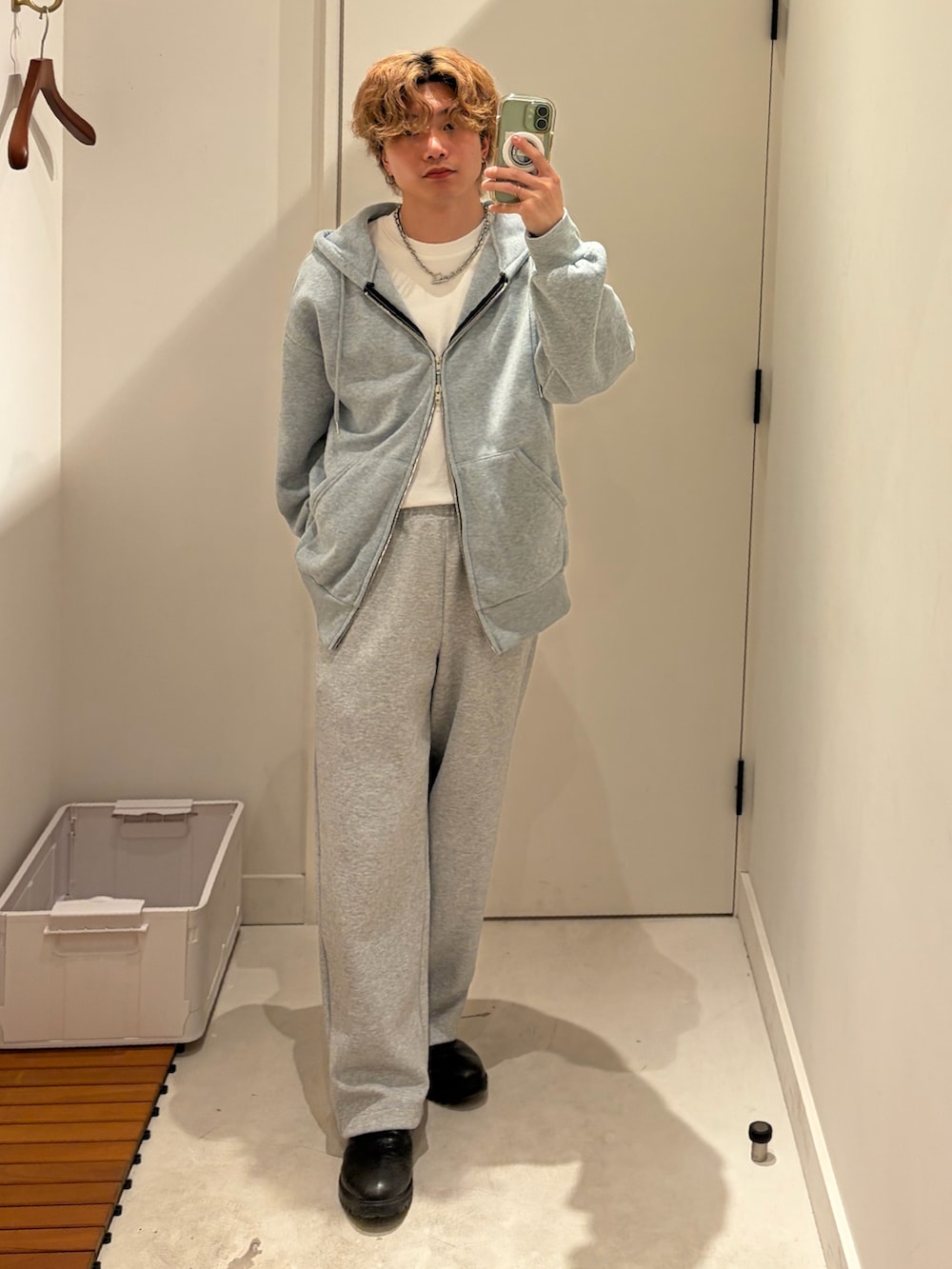 ブラック系のデニムジャケット、ホワイト系のTシャツ/カットソー、グレー系のスウェットパンツを着用したメンズの春コーディネートの2枚目の写真