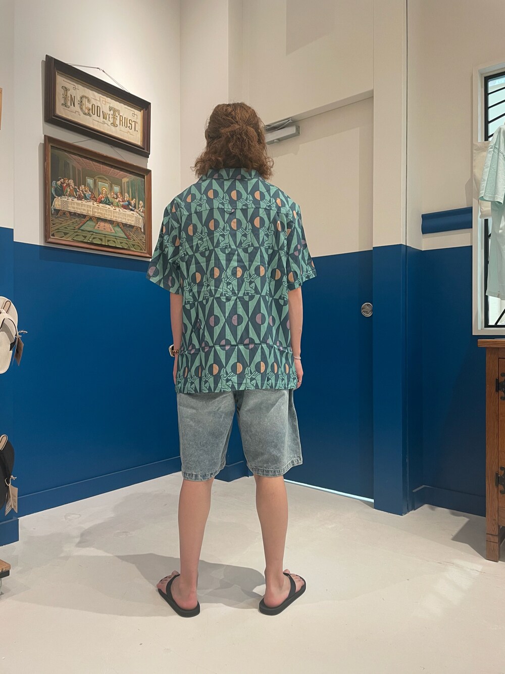 ブラック系のサンダル、ブルー系のシャツ/ブラウス、ブルー系のデニムパンツを着用したメンズの夏コーディネートの3枚目の写真